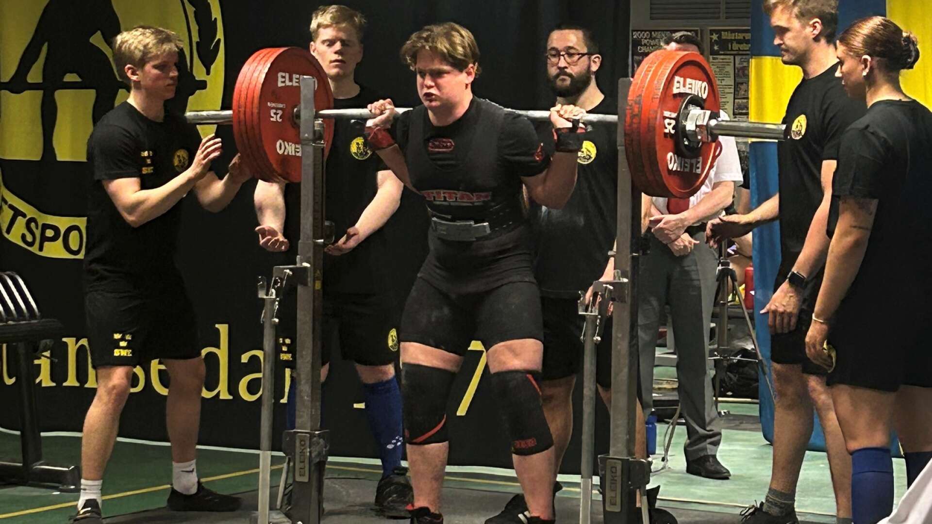 16-årige Theo Hall klarade 243 kilo i knäböj.