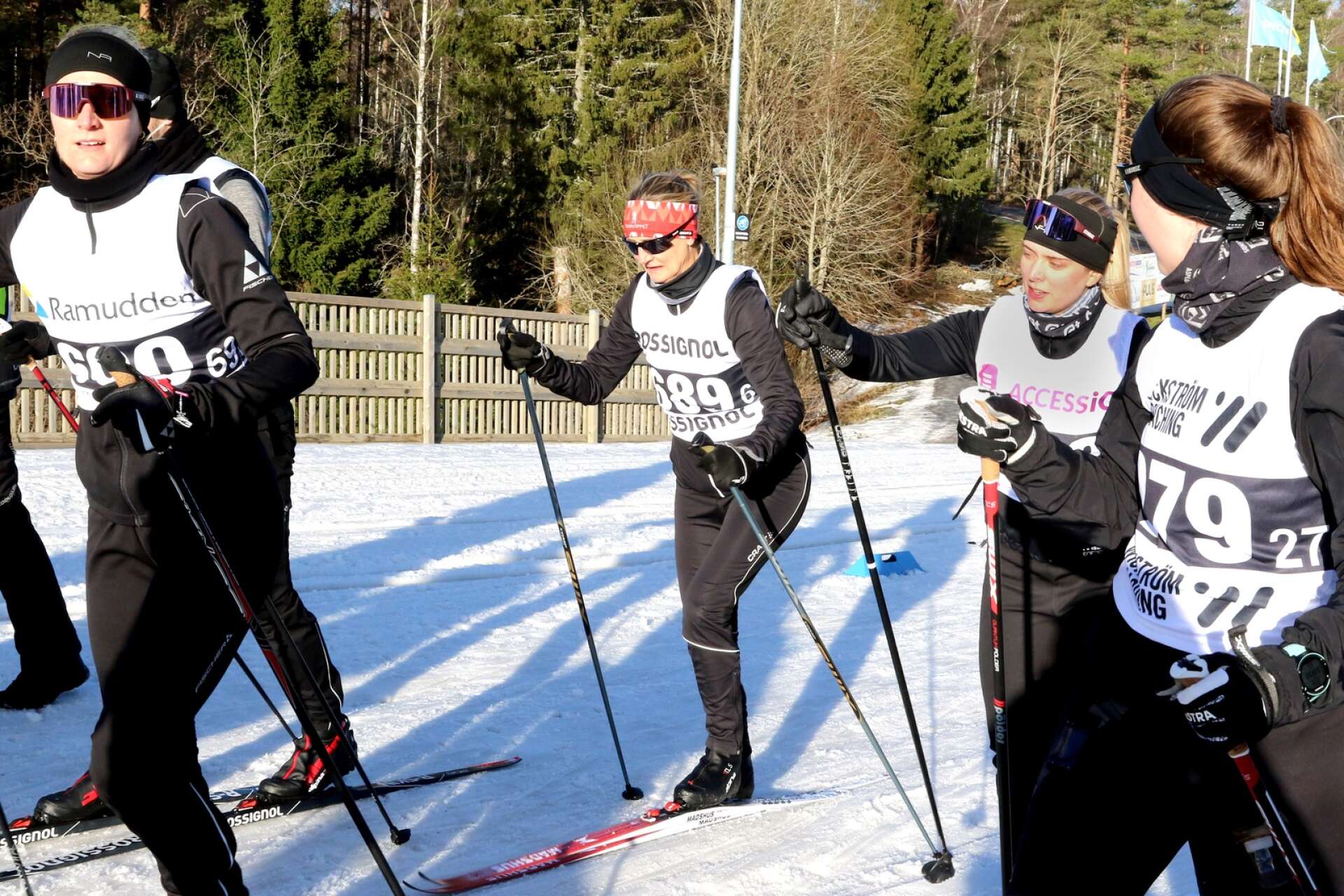 Aj, där gick staven sönder. Anna-Karin Johansson ( i mitten) och hennes familj laddade upp på Billingen inför klassikern.