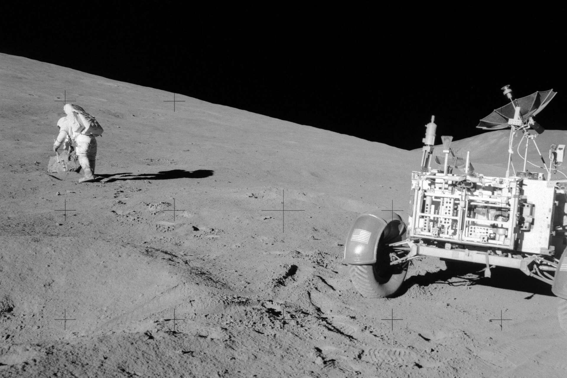 Astronaut samlar stenprov från Elbow-kratern.