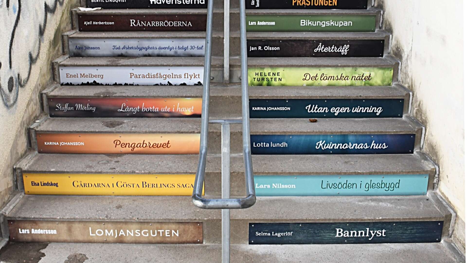 Vid Sunne bibliotek finns nu en boktrappa, där varje steg pryds av en bokrygg. Alla böcker som avbildas är av lokala författare, från historiska som Selma Lagerlöf till nu levande.