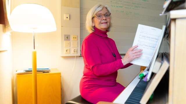 Gunilla Widén har jobbat med musik och pedagogik i 46 år. På Hjo folkhögskola har hon jobbat sedan -91, och där trivs hon bra.