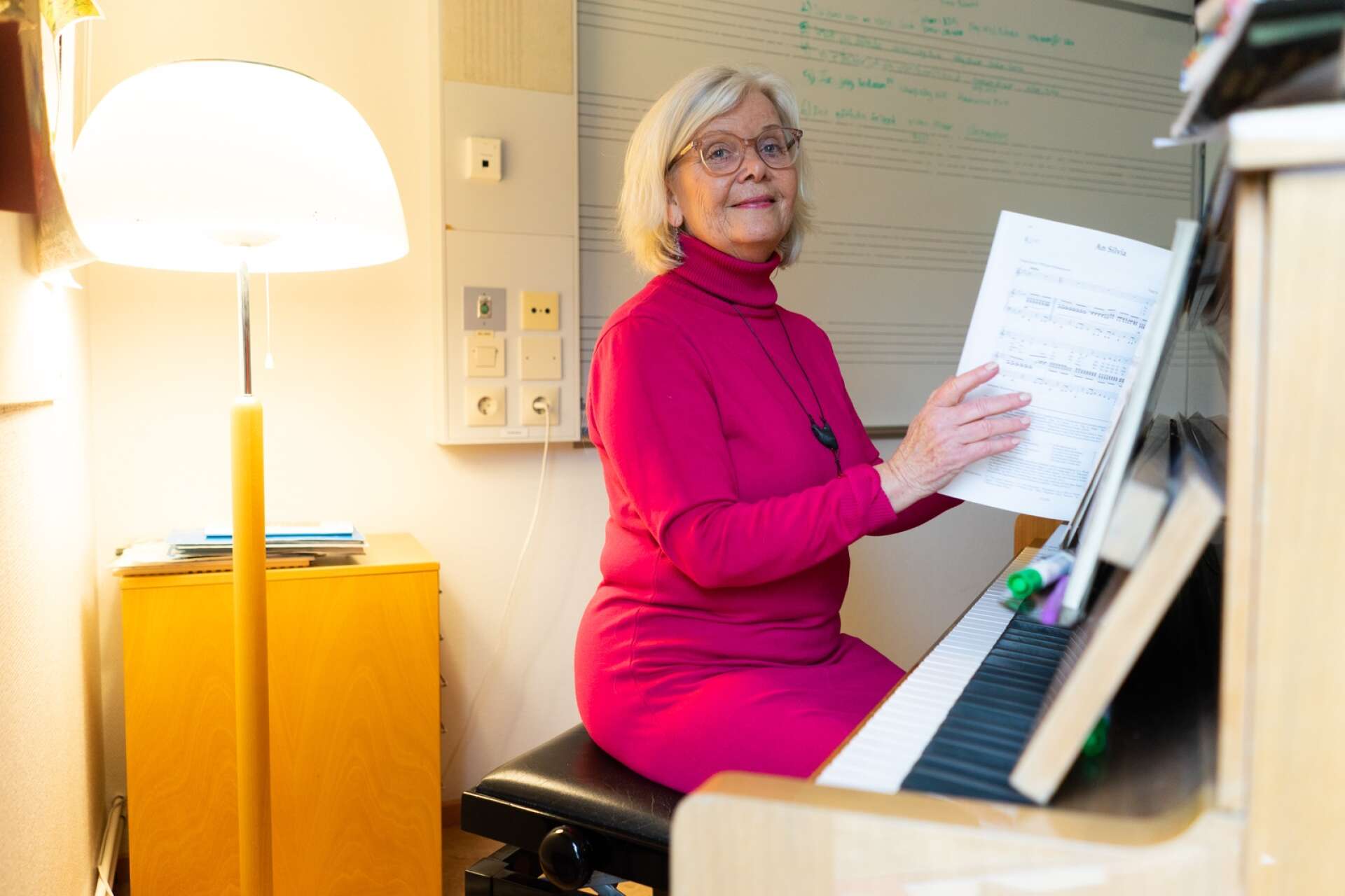 Gunilla Widén har jobbat med musik och pedagogik i 46 år. På Hjo folkhögskola har hon jobbat sedan -91, och där trivs hon bra.