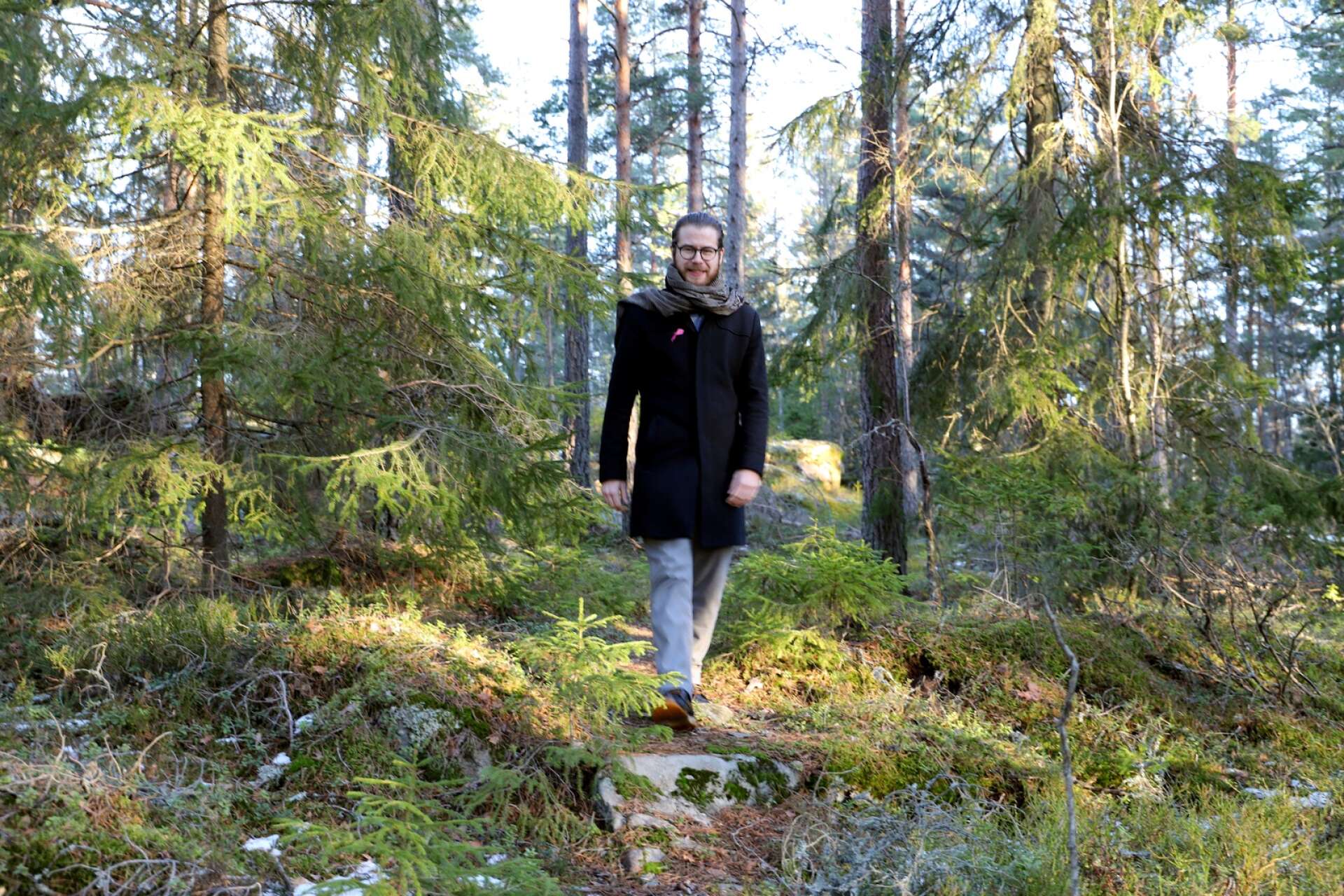 Magnus Fryklund tar gärna en promenad i skogen när han är hemma och hälsar på mamma och pappa i sitt barndomshem på Henstad i Karlstad.