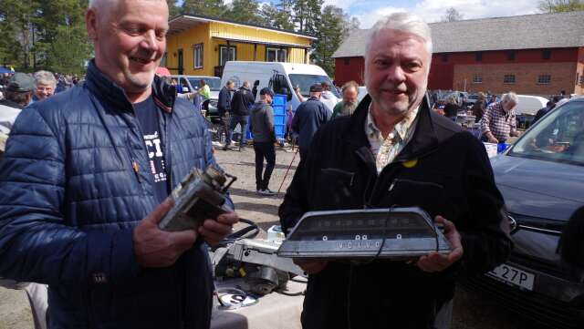 Torgny Olsson t.v och Mikael Utterdal hade massor av Volvodelar som plockats från framlidne Boro Olssons garagesamling. Torgny med en magnet årgång 1953 och Mikael med en hastighetsmätare till PV 1960.