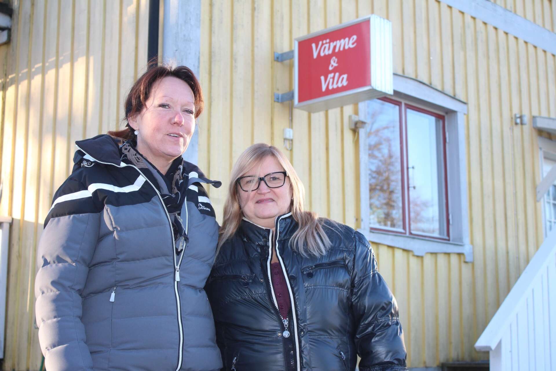Hannele Hallgren (till höger) med kollegan Maria Eriksson på Värme och vila.