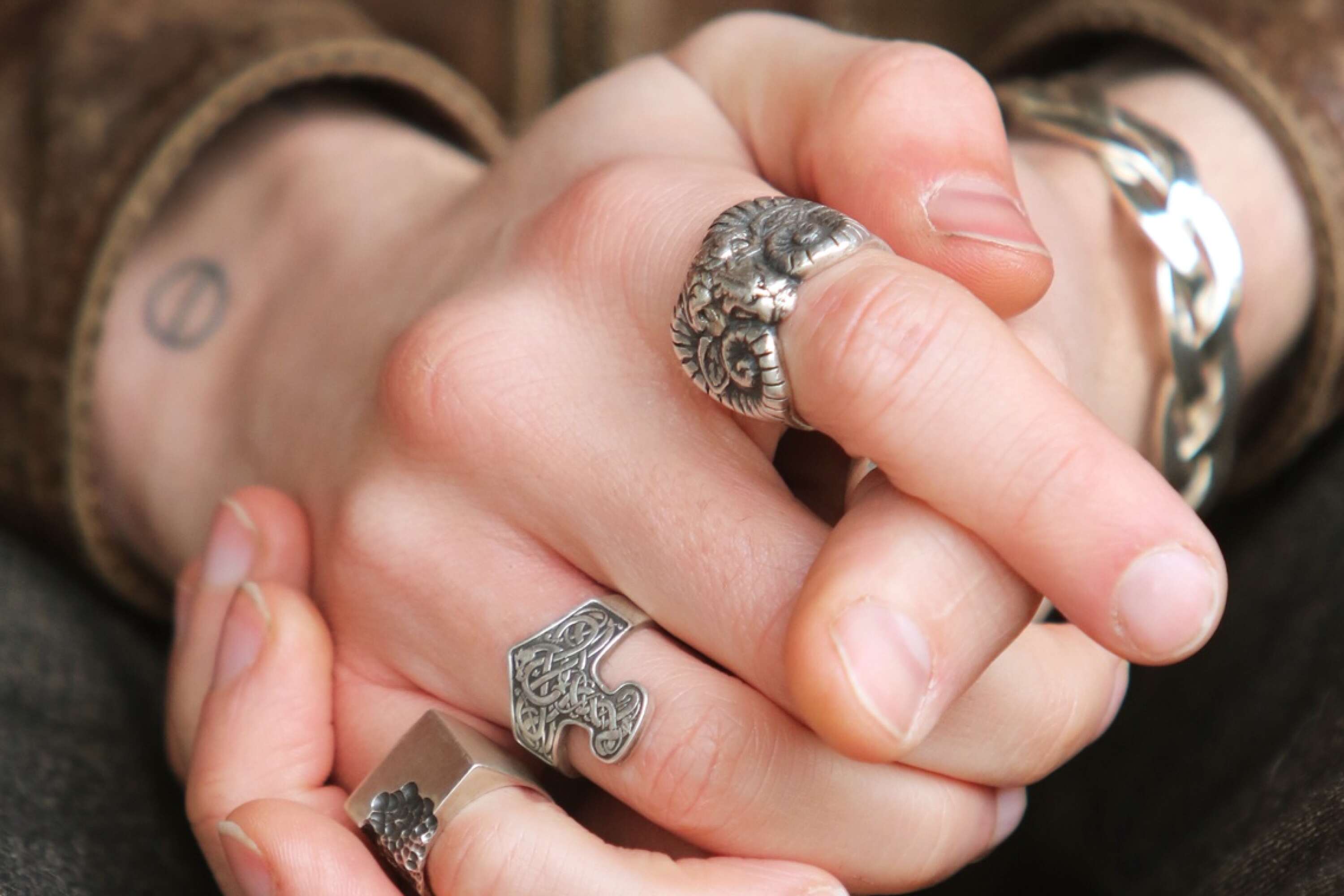 ”Jag inspireras mycket av historia och nordisk mytologi”, säger smyckestillverkaren Daniel Paskota.