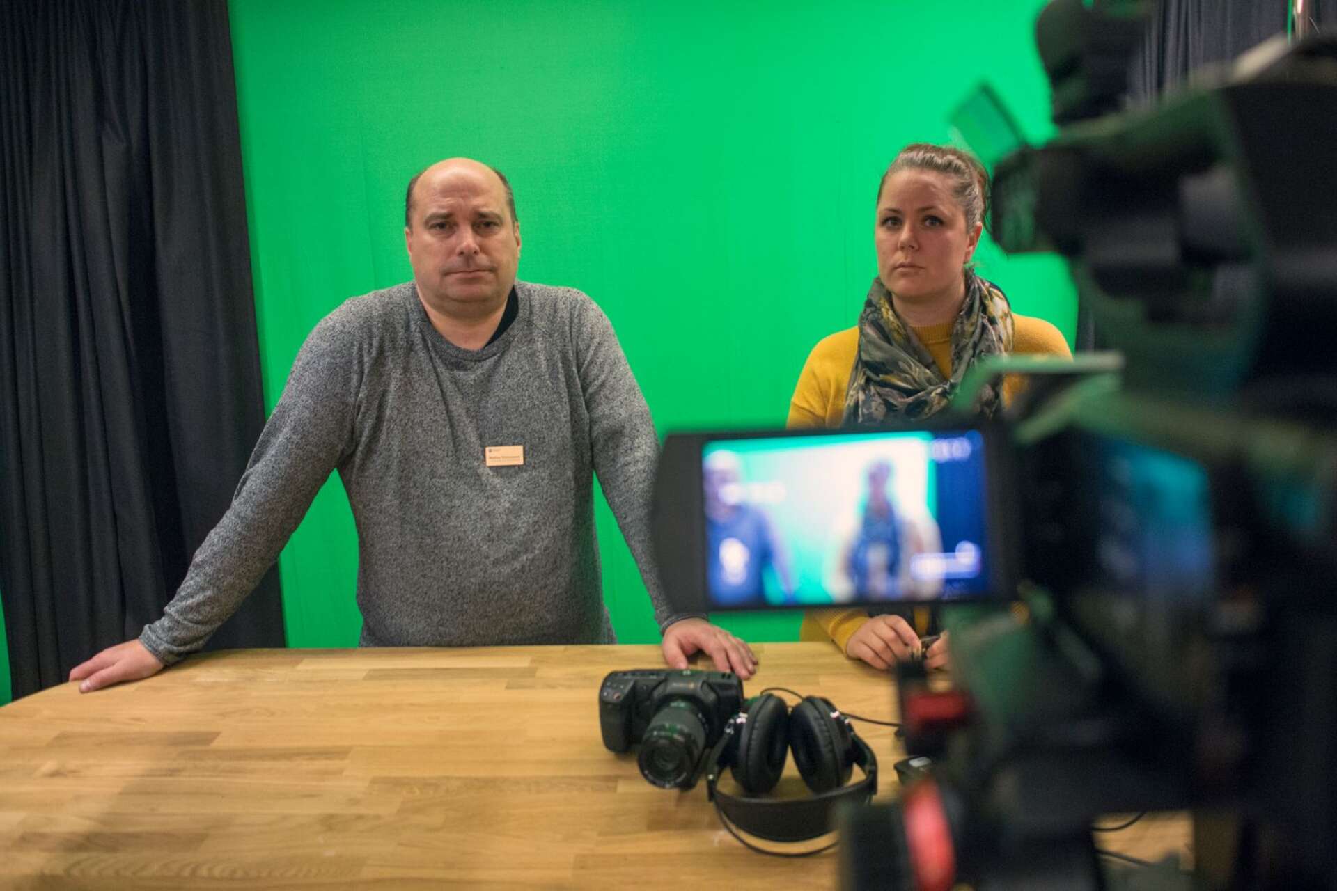 Mattias Simonsson och Anki Ferm i Kunskapens hus tv-studio. Huset har stor bredd och fylls snart med nya utbildningar.