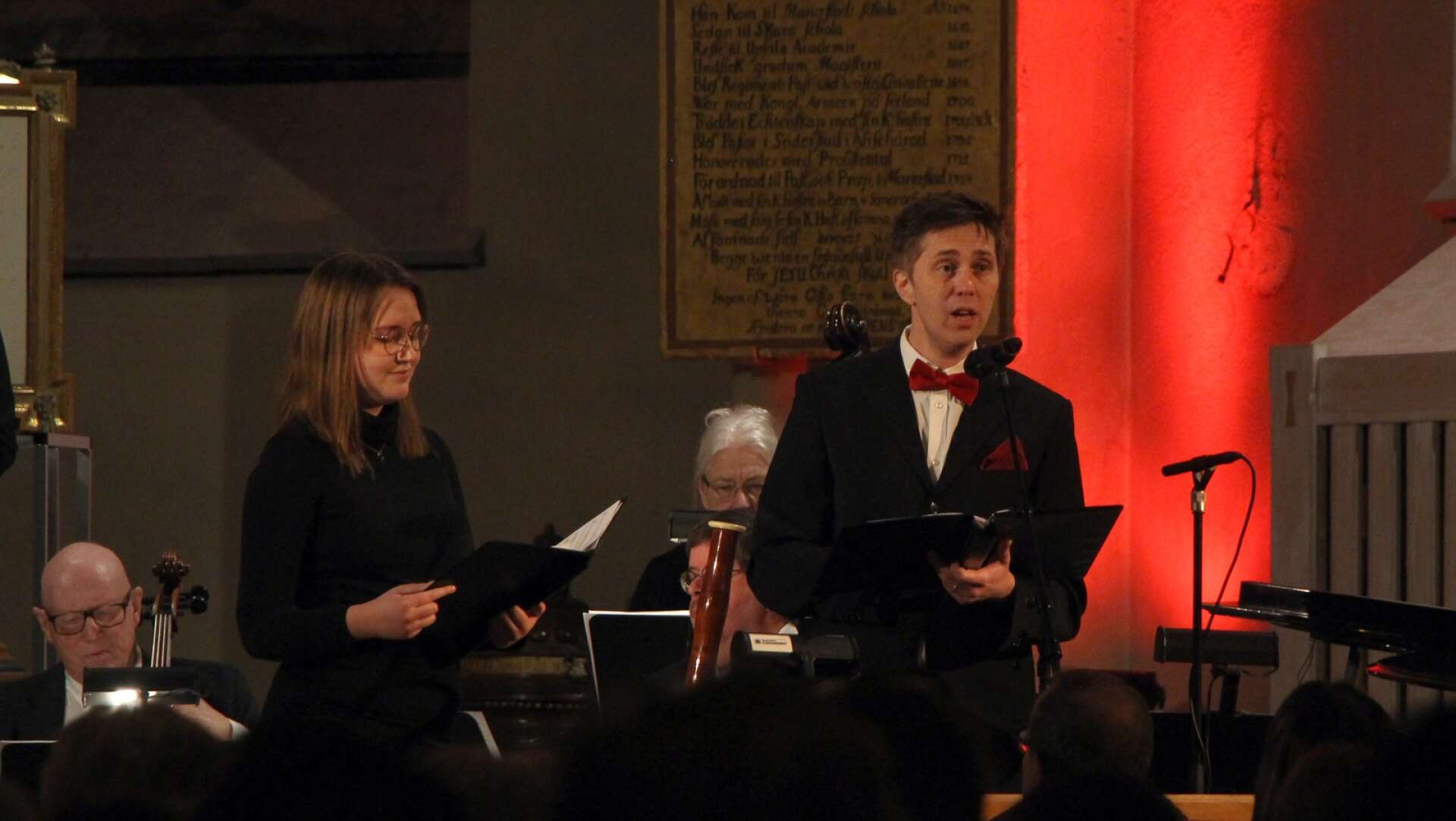 Flera sångsolister sjöng under julkonserten. På bilden Moa Andersson samt Olle Ohlsson.