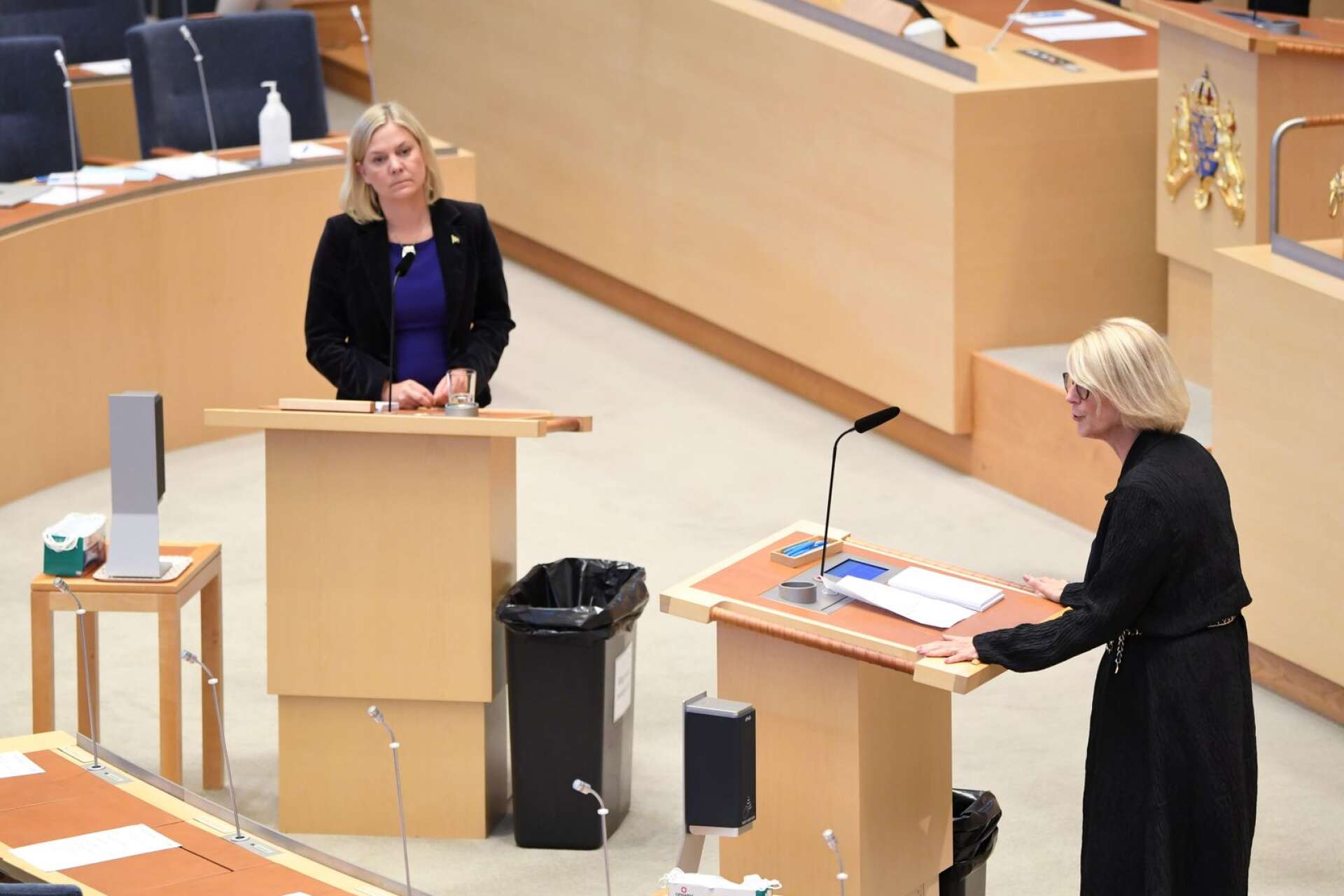 Finansminister Magdalena Andersson och Moderaternas ekonomisk politiska talesperson Elisabeth Svantesson debatterar regeringens budget.