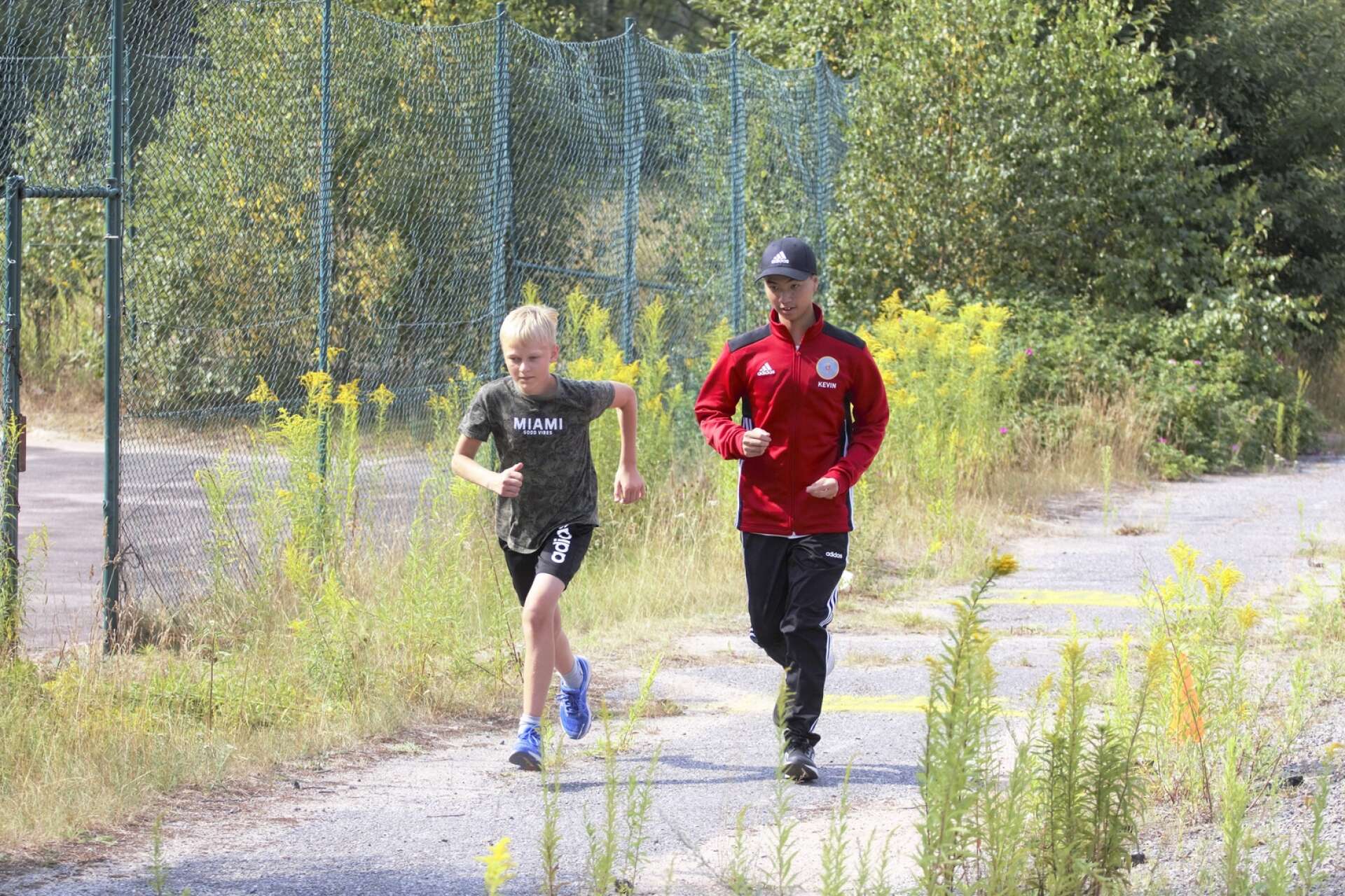 Isak Lundell och Kevin Van ger sig iväg på sin första löprunda när de provade den nya grenen target sprint.