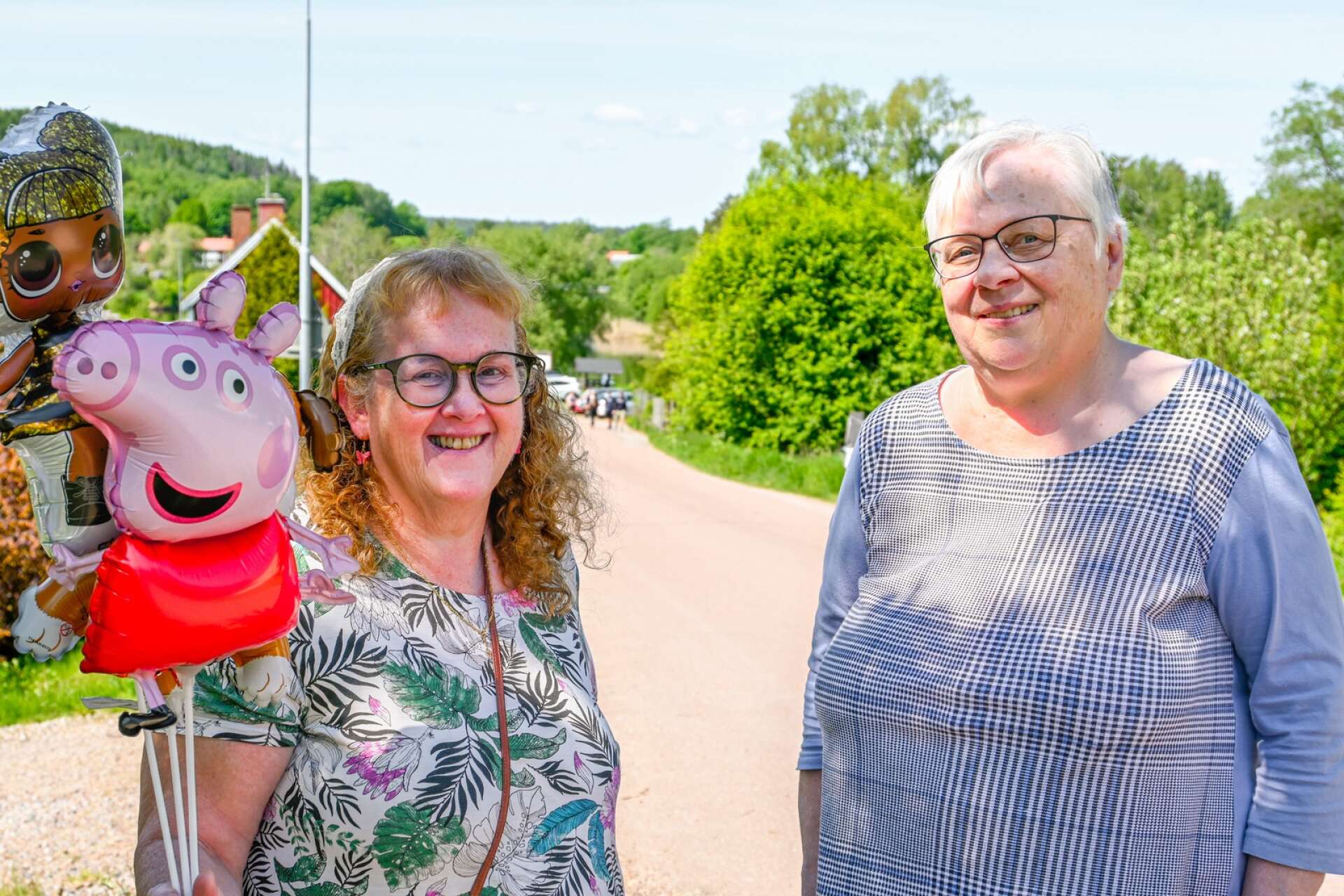 Väninnorna Birgitta Andersson och Berit Zetterberg hade fyndat godis, bröd och ballonger: ”De är till mina fadderbarn”, säger Birgitta Andersson.