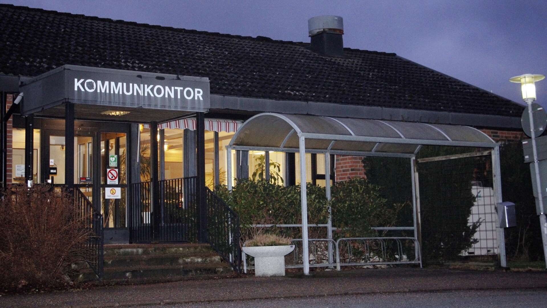 Den tidigare näringslivsstrategen i Färgelanda kommun får sex månadslöner efter en uppmärksammad arbetssituation i januari i år.