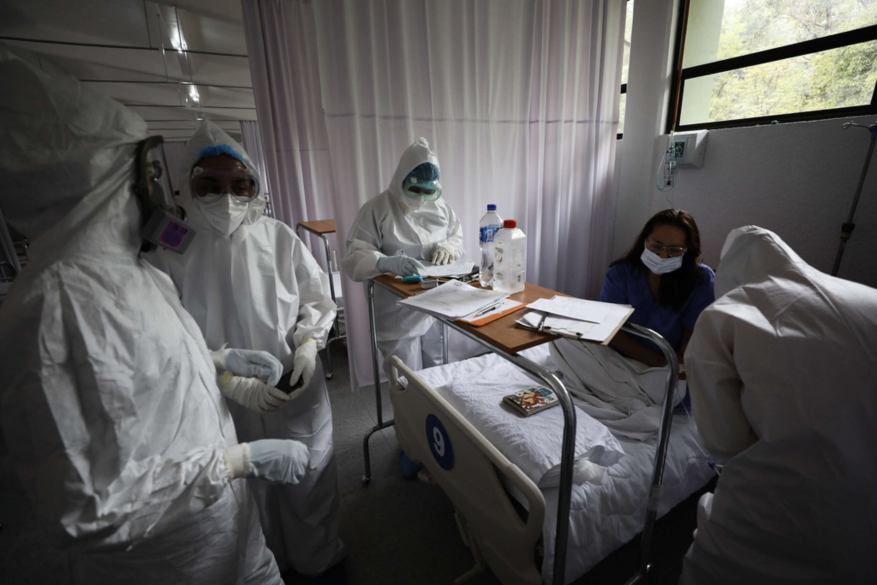 Vårdpersonal hjälper en covidsjuk patient på ett sjukhus i Mexikos huvudstad Mexico City. 
