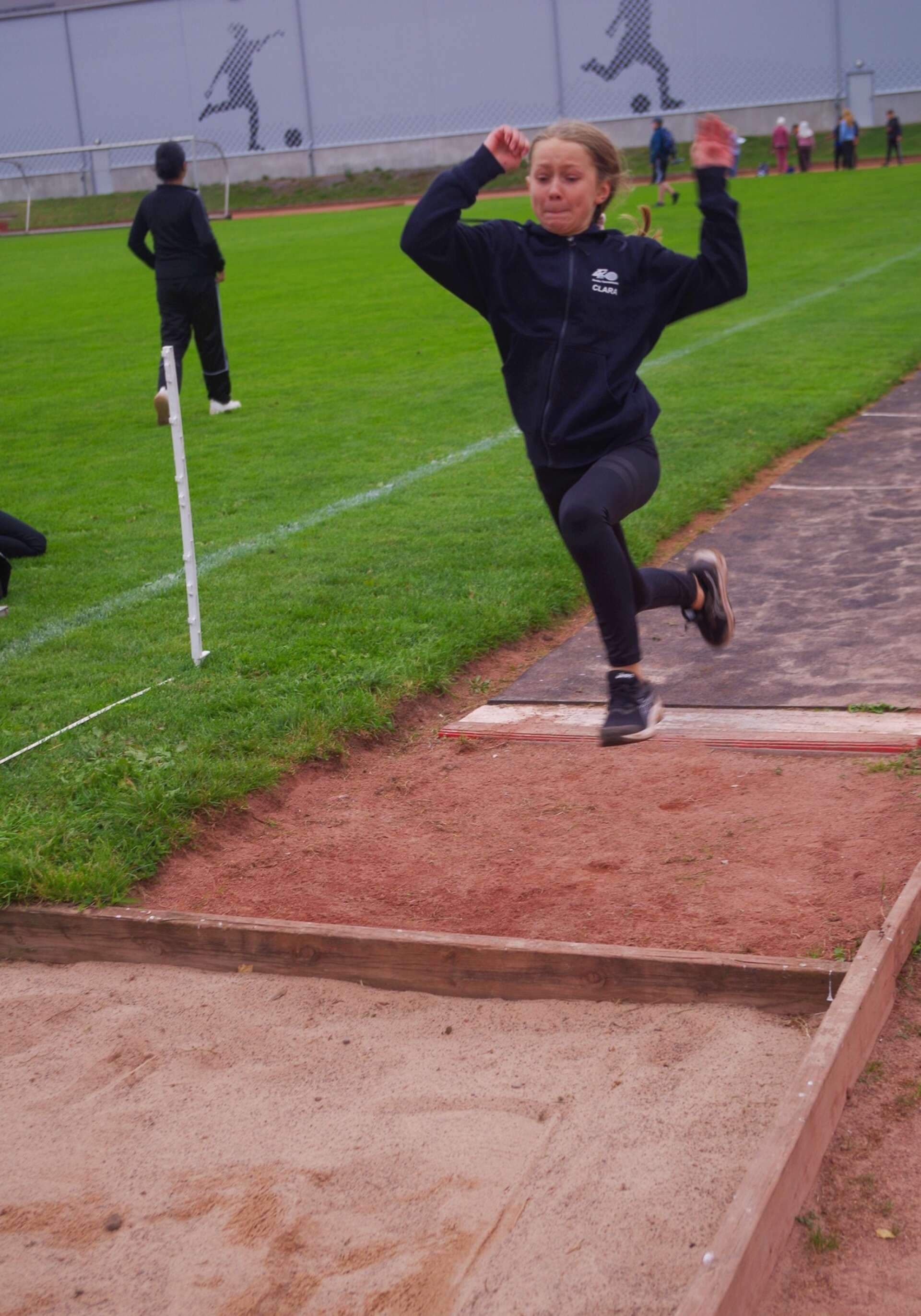 Clara Johansson från klass 6C hoppade både högt och långt i längdhoppet.