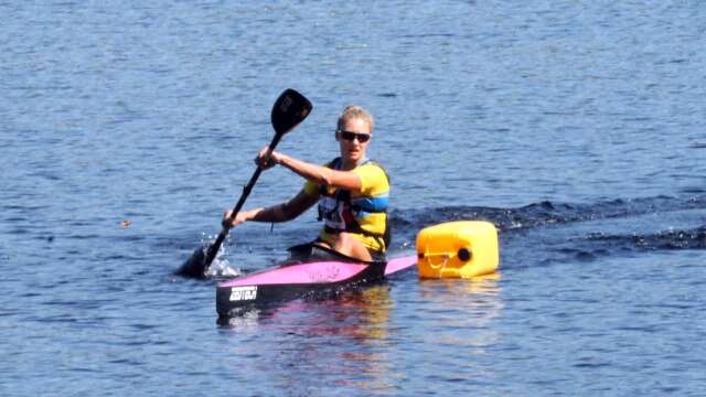 Dalsland Kanotmaraton 2022. Bengtsfors BOIS kanotstjärna Ania Zagorska tar sina sista paddeltag innan hon springer i mål som segare i K1 dam.