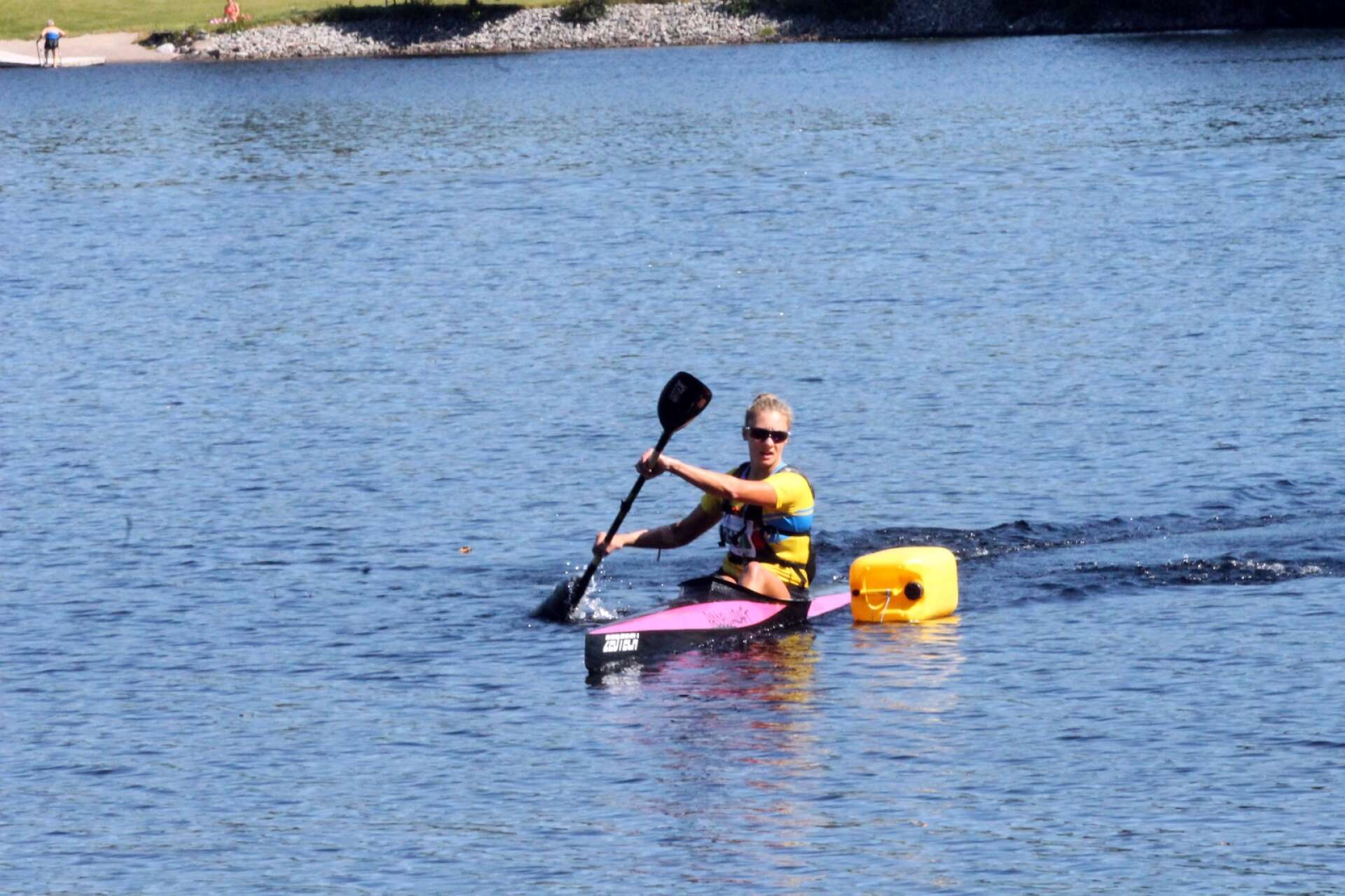 Dalsland Kanotmaraton 2022. Bengtsfors BOIS kanotstjärna Ania Zagorska tar sina sista paddeltag innan hon springer i mål som segare i K1 dam.