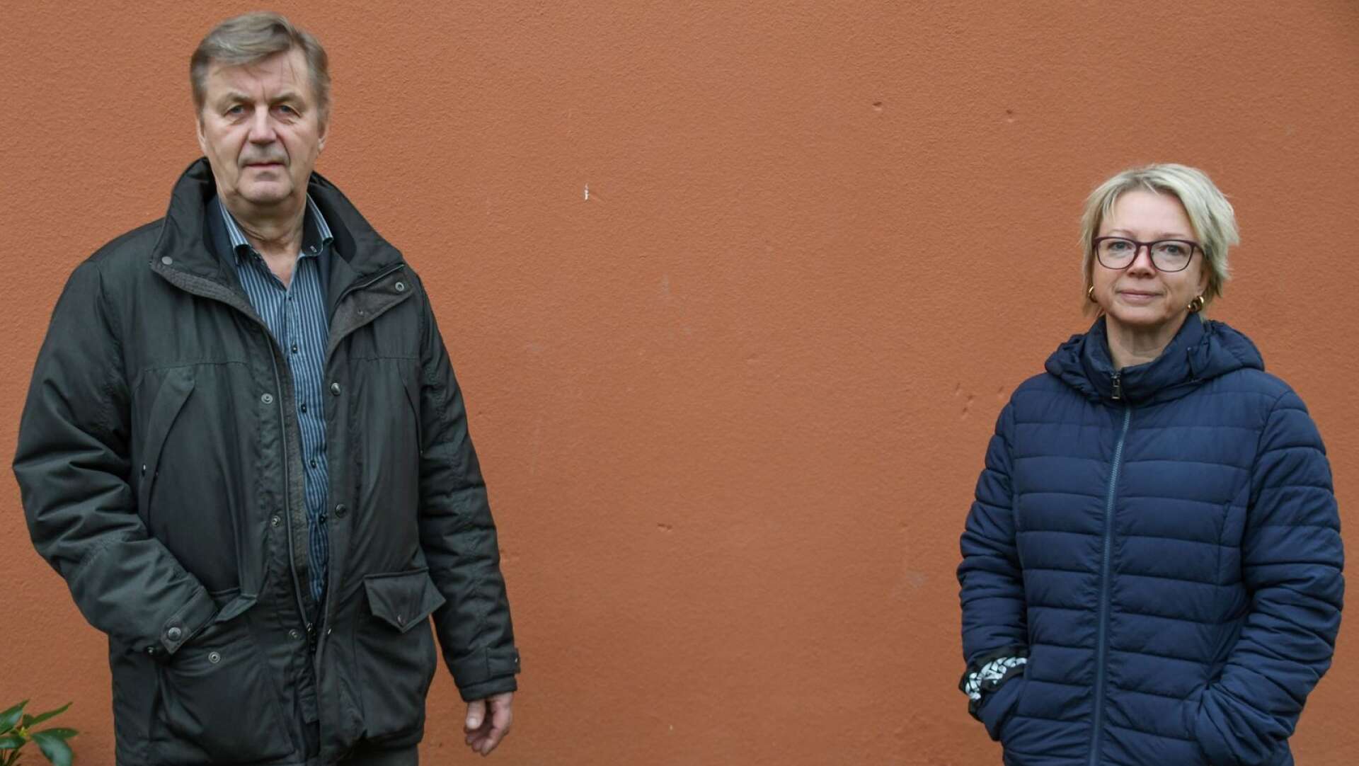 Bengt Sjöberg och Pernilla Johansson avvisar oppositionens kritik. En gemensam ekonomienhet blir mindre sårbar och får högre kompetens, menar de. 