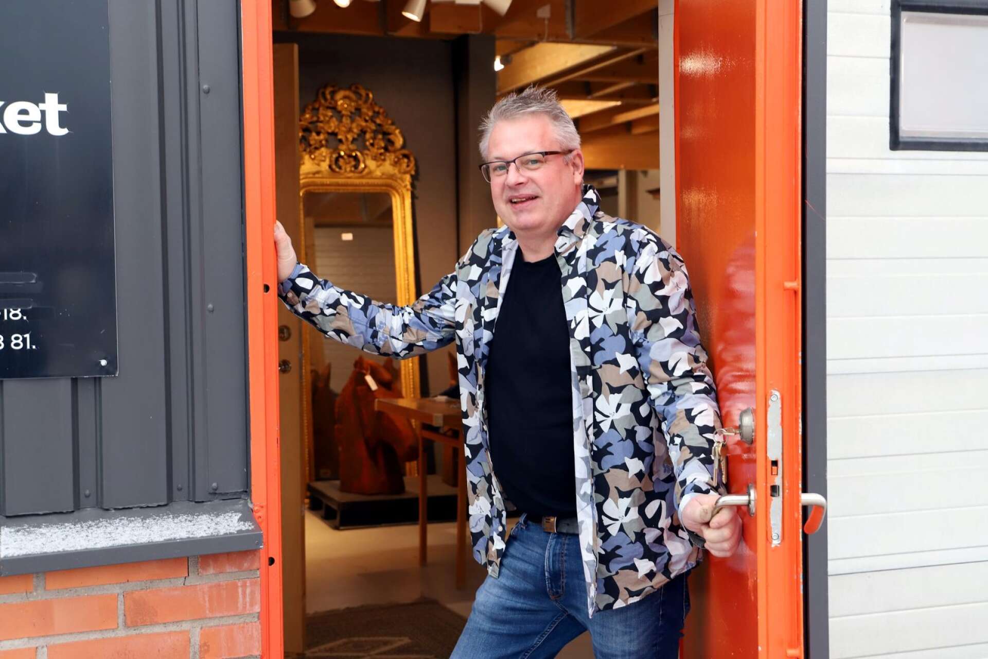 Peter Pettersson på Auktionsverket i Karlstad laddar för kvalitetsauktionen, där han bland annat säljer verk som Lars Lerin plockat ut från sina ateljégömmor.
