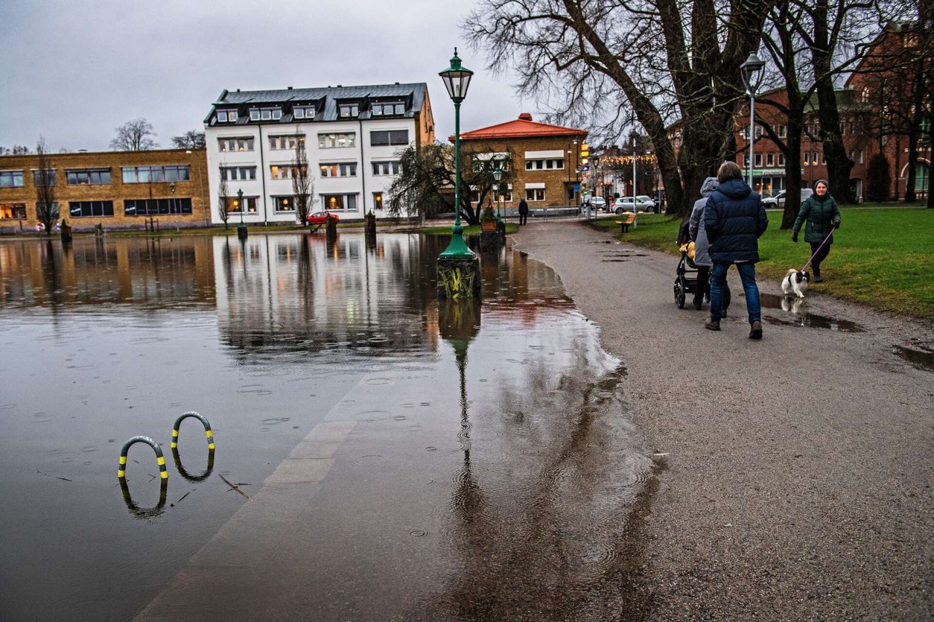 Klimatförändringarna kommer förutom ökande temperaturer leda till mer nederbörd. Här symboliserat av en bild från Arvika i december. Västra Värmland har de senaste 30 åren hört till de nästa blötaste delarna av Sverige enligt SMHI.