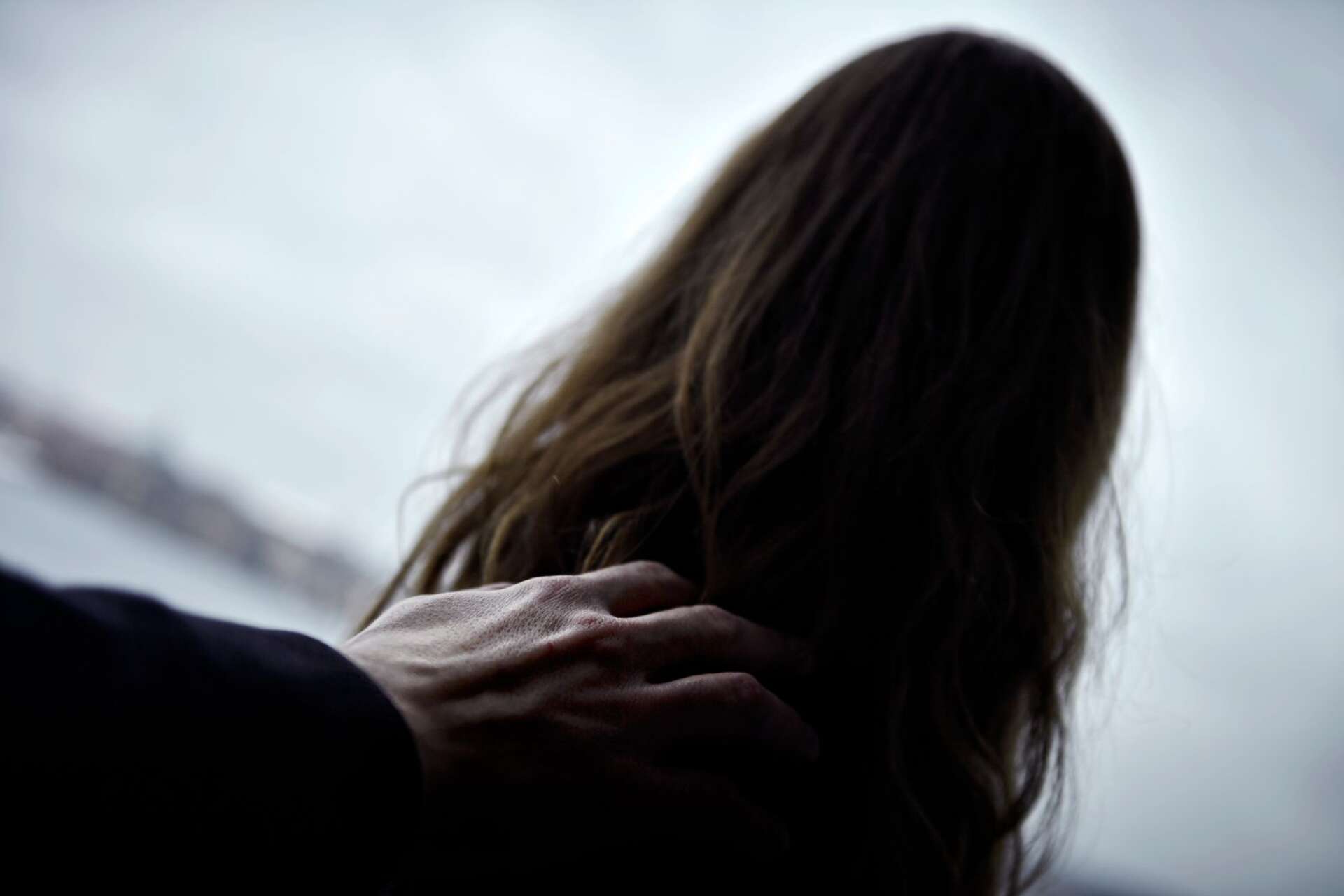 Kvinnan beskriver att en manlig kollega utsatte henne för trakasserier under en lång period, men att Region Värmland inte gjorde tillräckligt. Nu inleder Diskrimineringsombudsmannen en tillsyn. Personerna på bilden har inget samband med artikeln.