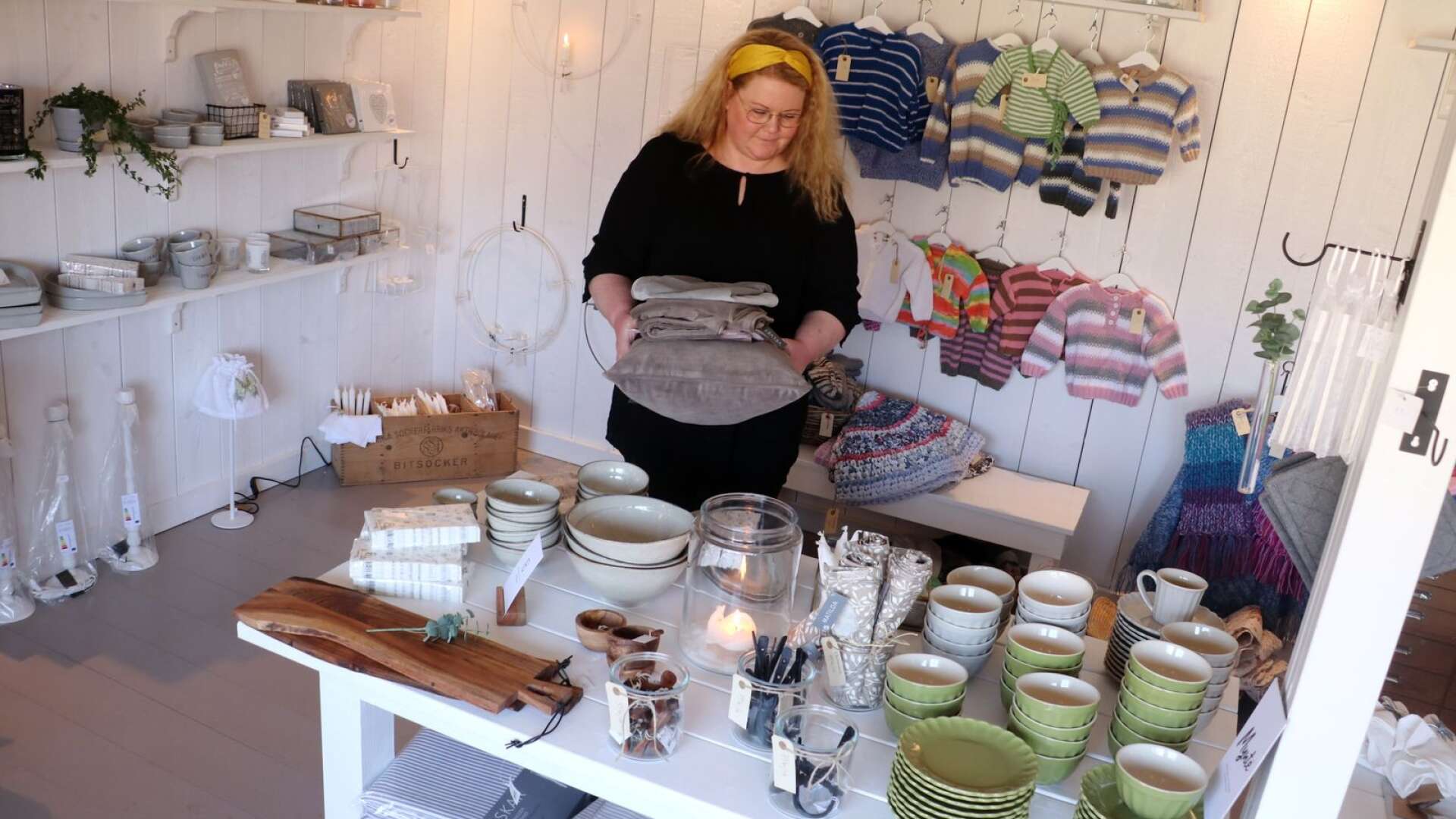 Kerstin Andersson driver Stenåsen inredningsbutik i Brattfors.
