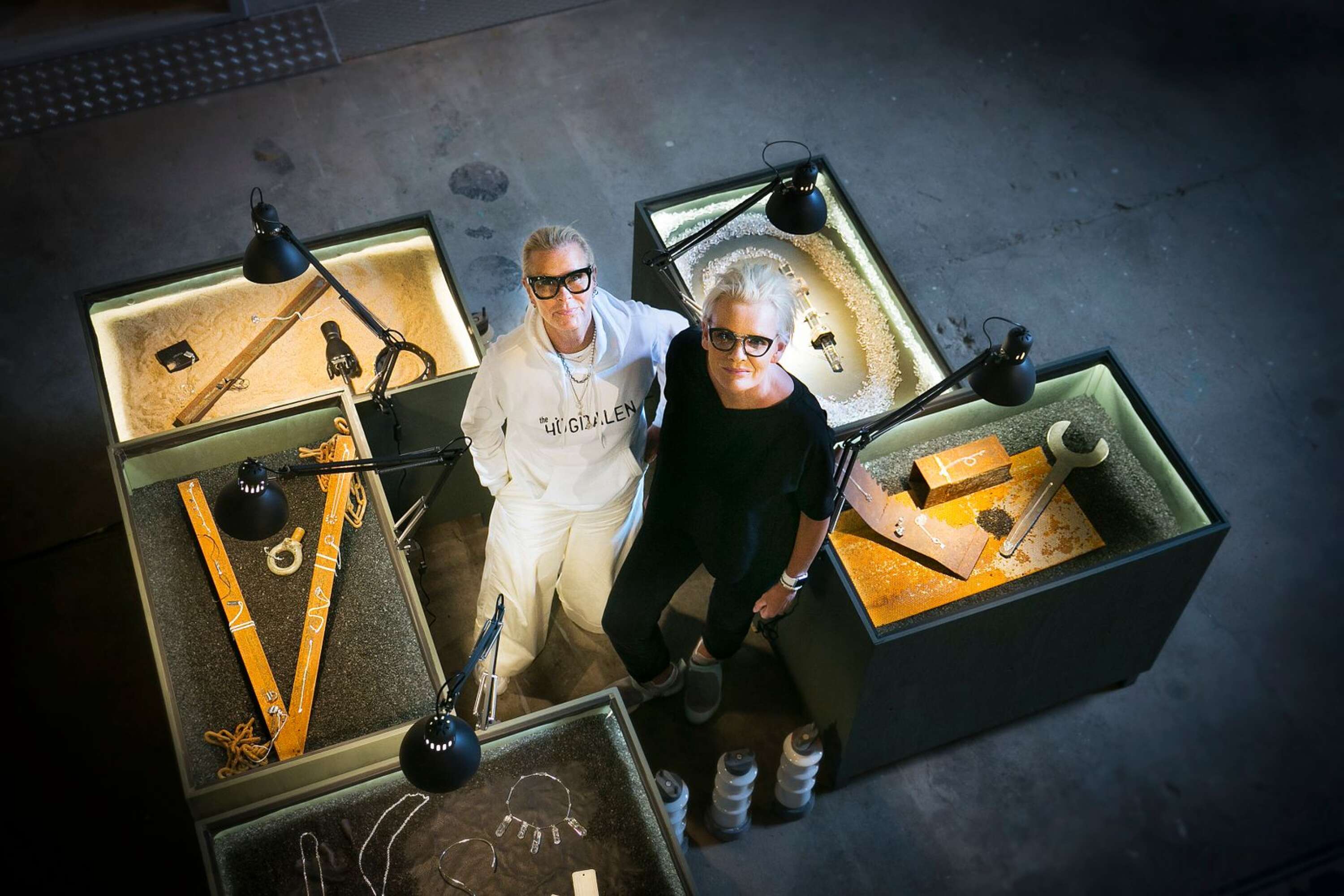 Efva Attling visade smycken och Eva Dahlgren foto när de ställde ut på Gamla Kraftstationen i Deje.