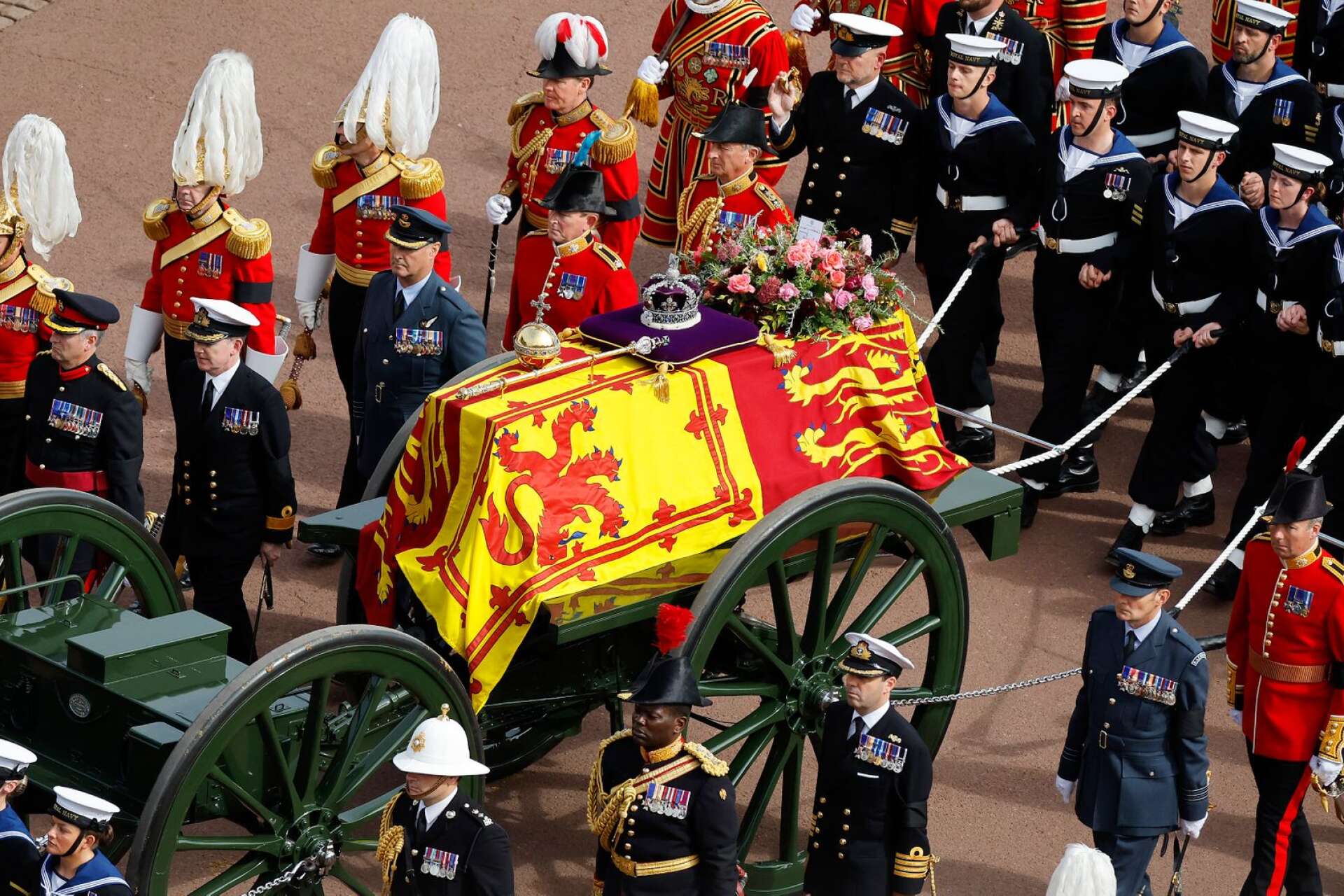 Drottning Elizabeths kista förs på en kannlavett längs med The Mall i Lodnon efter begravningen i Westminster Abbey.