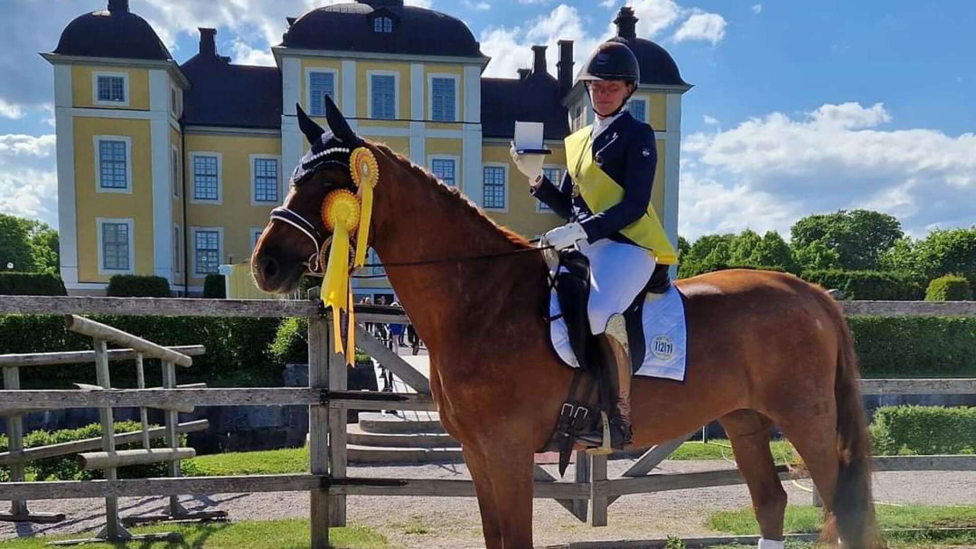 I helgen tävlar Isabelle Fredholm och hästen Ruviera på distriktmästerskapet i paradressyr, tidigare i år tog de hem SM-medalj tillsammans. 