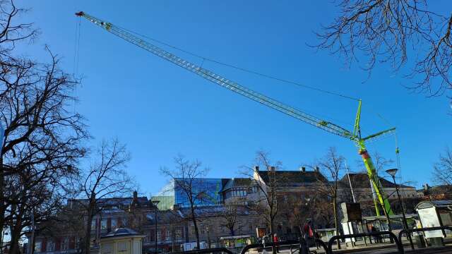 En rejäl lyftkran står på plats på Stora torget i Karlstad.