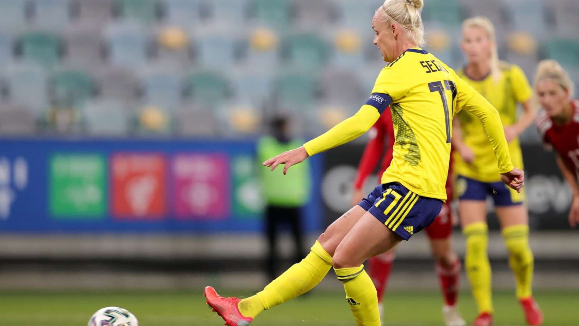 Caroline Seger sätter straffen och gör 3-0 målet under tisdagens VM-kvalmatch grupp A mellan Sverige och Georgien på Gamla Ullevi.