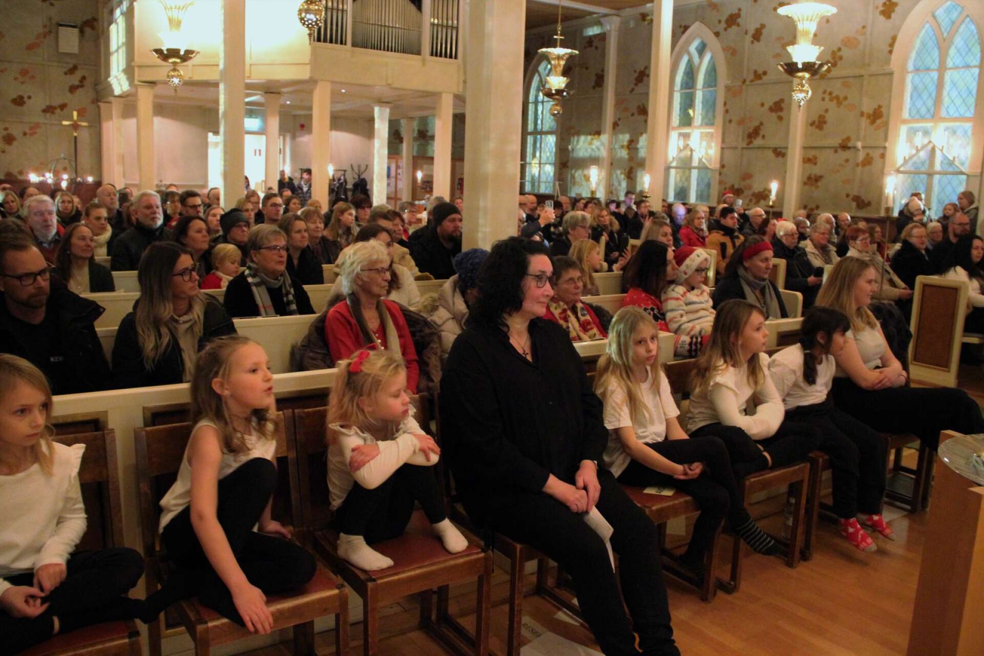 Det var fullsatt när det bjöds in till luciatablå i Degerfors kyrka.
