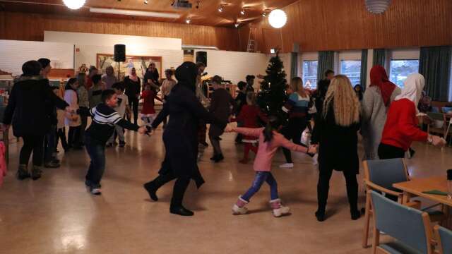 Julgransskakningen i församlingshemmet är på söndag tillbaka efter två års pandemiuppehåll. Breddbandet spelar upp till dans runt granen.