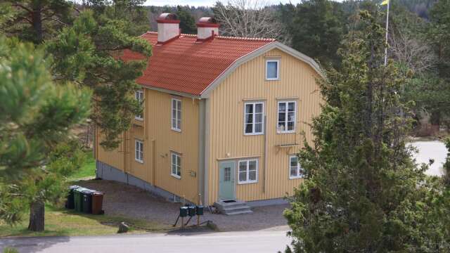 ”Gula huset” är vandrarhemmets huvudbyggnad och ligger i backen upp till Gammelgården
