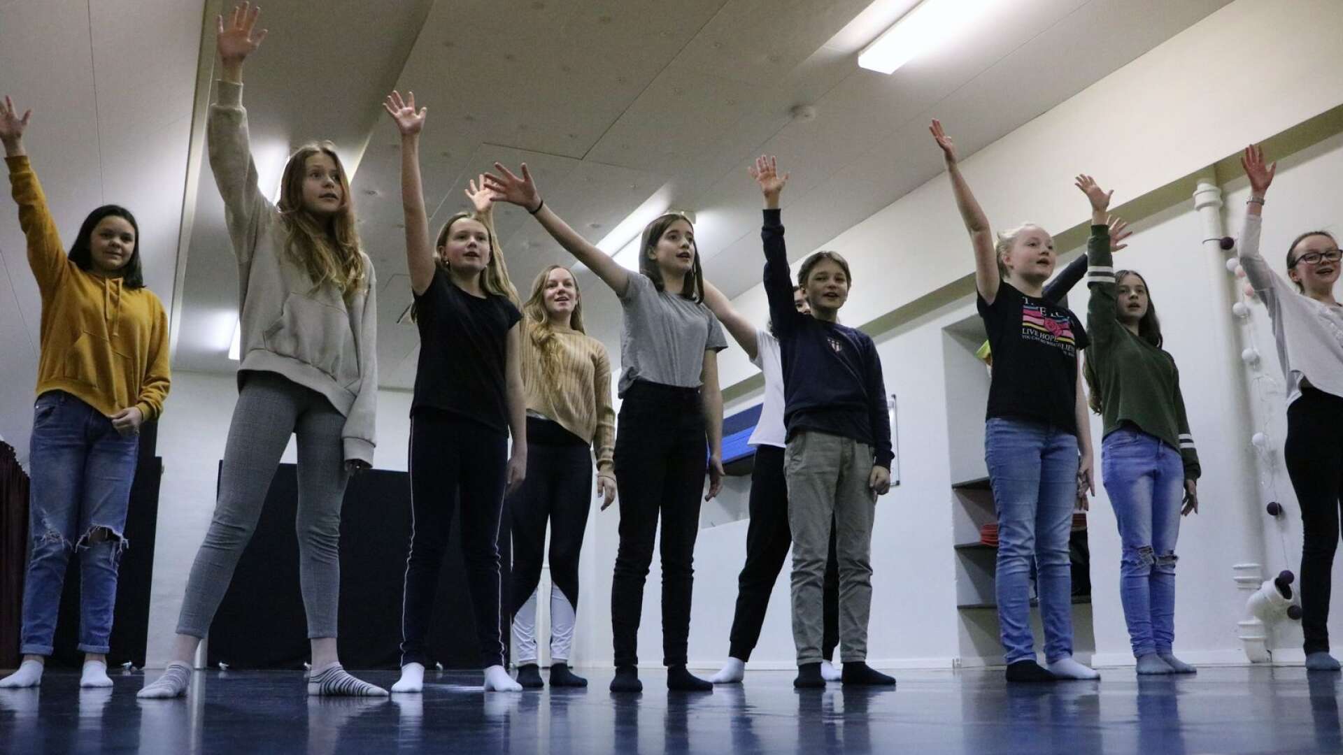 Musikalkurs på musikskolan i Kristinehamn, och tio glada barn sjunger &quot;We&apos;re all made of stars&quot; ur musikalen Finding Neverland.