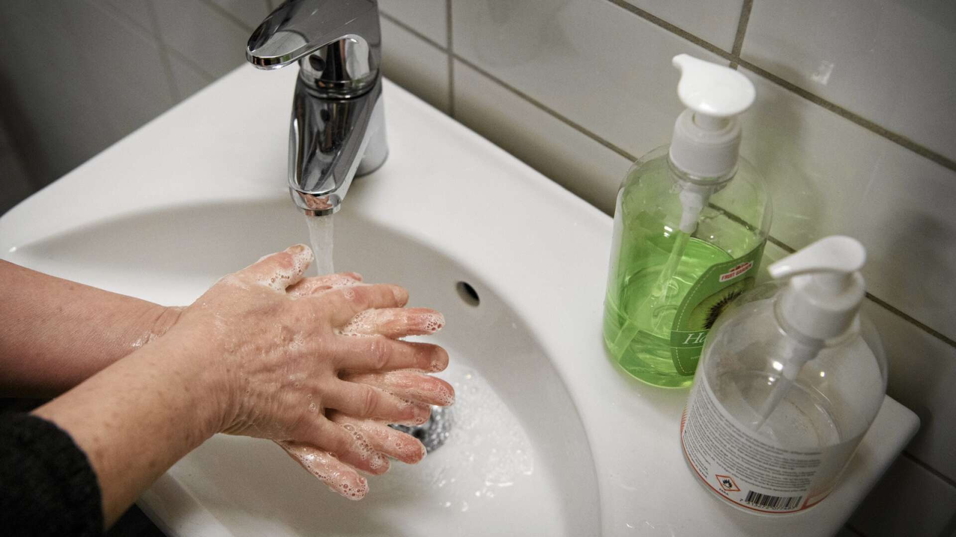 Handtvätt är viktigt när man hanterar livsmedel. (arkivbild) 