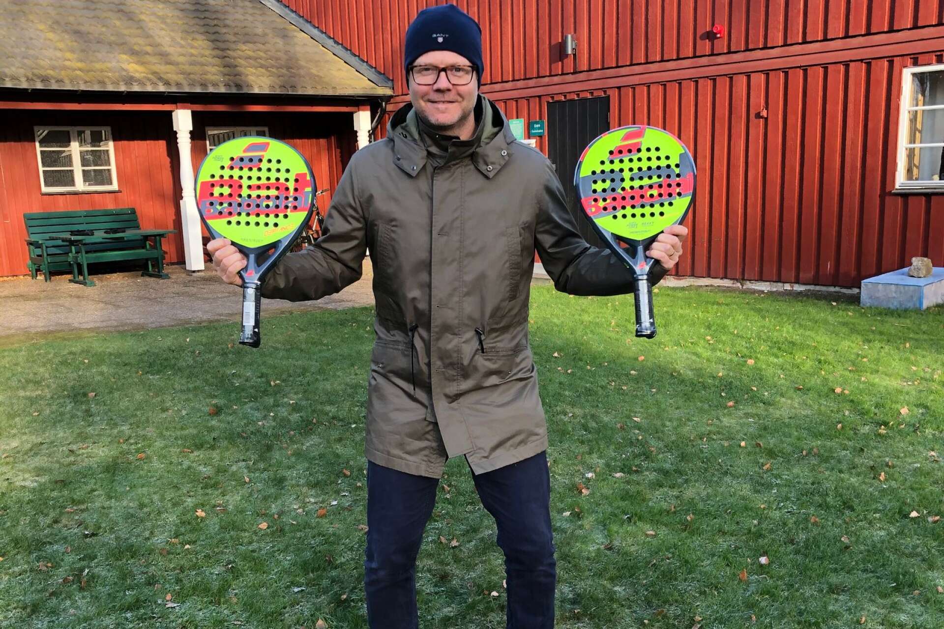 Lars Månsson i Arvika Tennisklubb hoppas på byggstart för den nya padelbanan till våren.