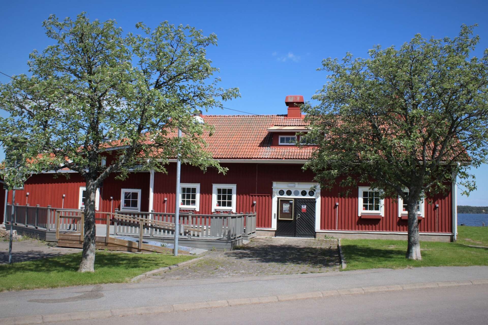 Lagom till högsommaren, ett drygt år efter Harryskonkursen, kommer den sjönära restaurangbyggnaden vid hamninloppet till Åmål åter att fyllas av liv. 