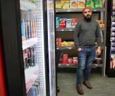 Bengtsforsbon Hasan Kurdi blev varmt mottagen när han öppnade kiosk i stationshuset och Åmål till slut fick ett Västtrafikombud. Tyvärr dröjde det inte många månader innan han tvingades stänga.