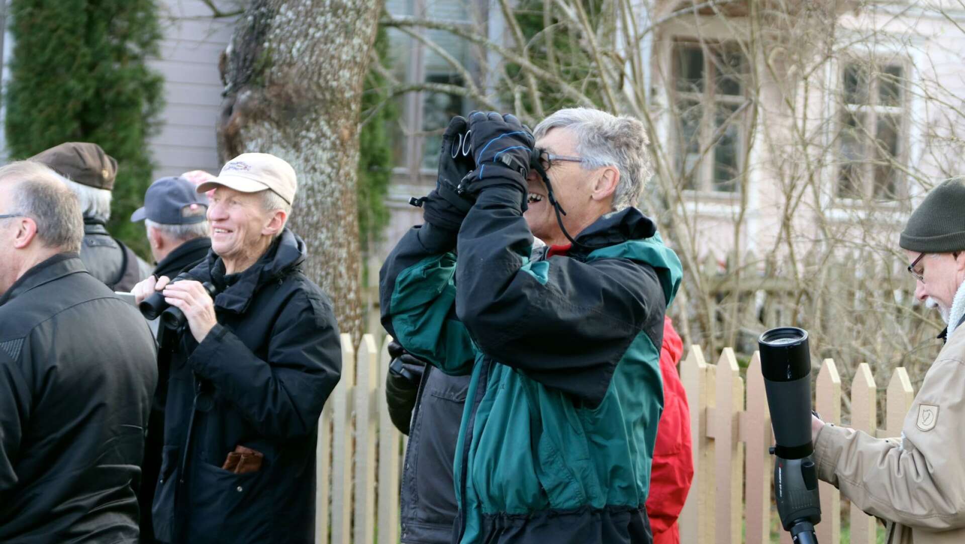 19 fågelentusiaster räknar fåglar i Åmål. Ingemar Andersson (till höger) och Christer Boweden (i mitten) är två av medlemmarna i Åmålsbygdens Naturskyddsförening.