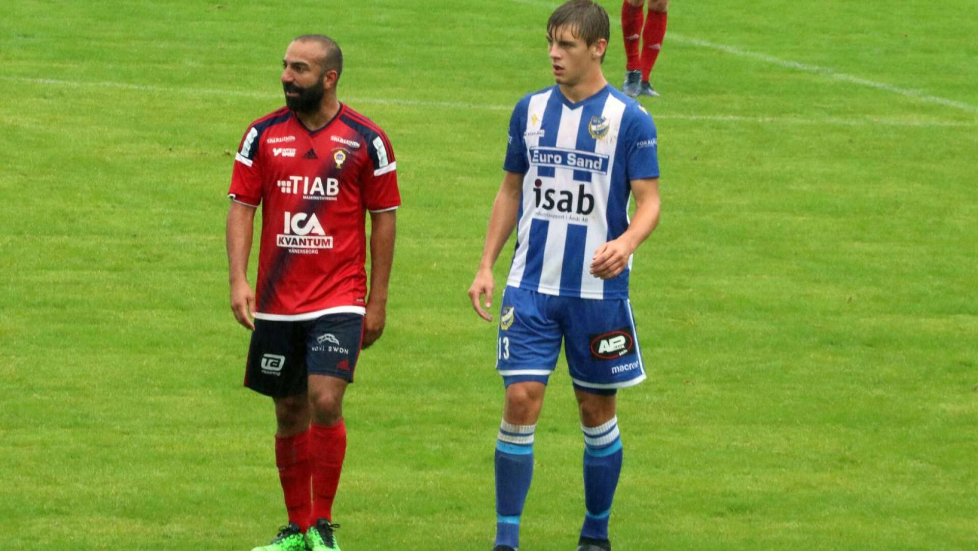 Alexander Hagelberg (till höger i bilden) provar vingarna i Karlstad IF fotboll och division 1 nästa säsong.