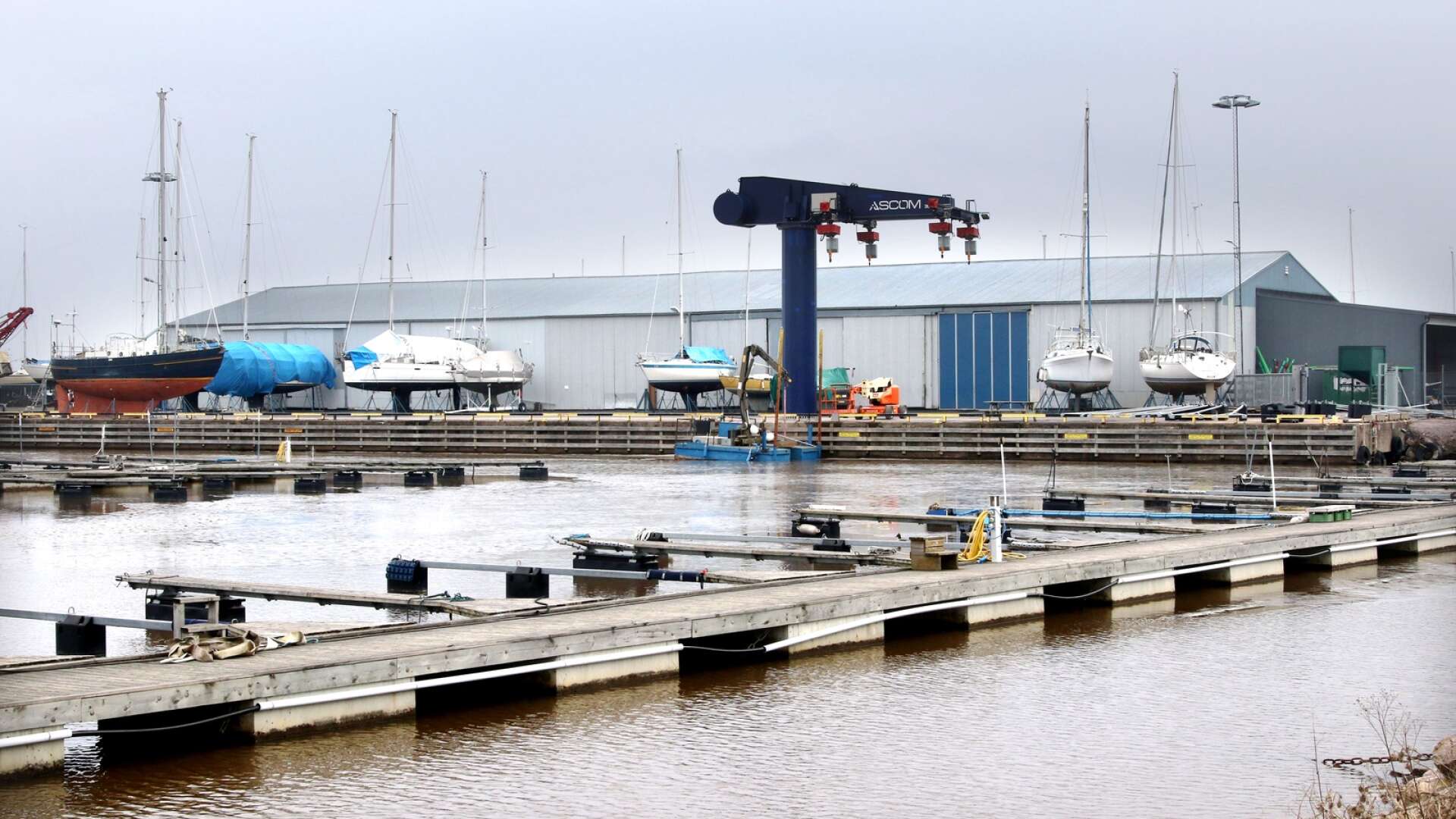 Sjöstadens varv har hyrt lokaler i Mariestad hamn i flera decennier. Nu vill kommunen ha lokalen själv, men Sjöstadens varv ger inte upp. Nu har företaget sökt medling hos hyres- och arrendenämnden.