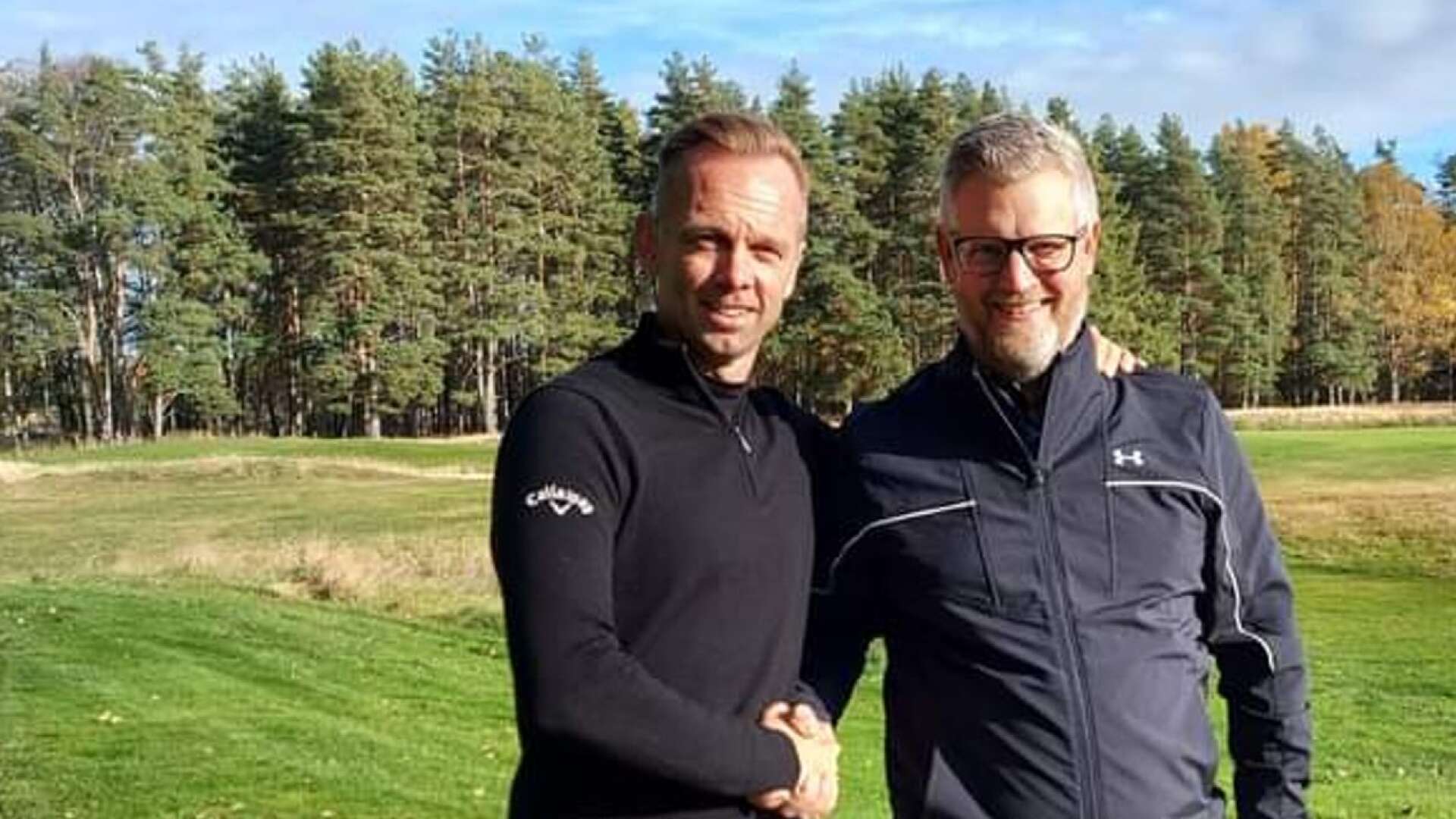 Birger Kjellstedt (till vänster) välkomnas av Hammarö GK:s klubbchef Hans Ericsson.