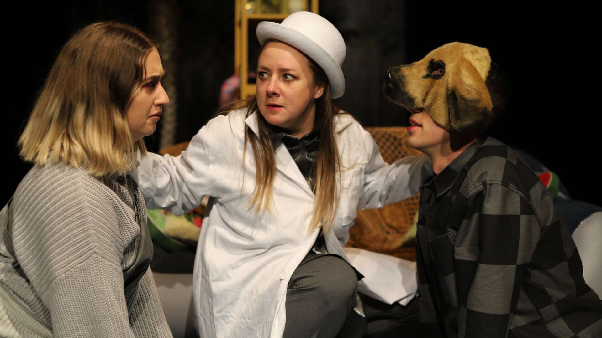 Fyra skådespelare gör fem roller, varav en är en hund – möjligtvis – i pjäsen Nattygsbordet.