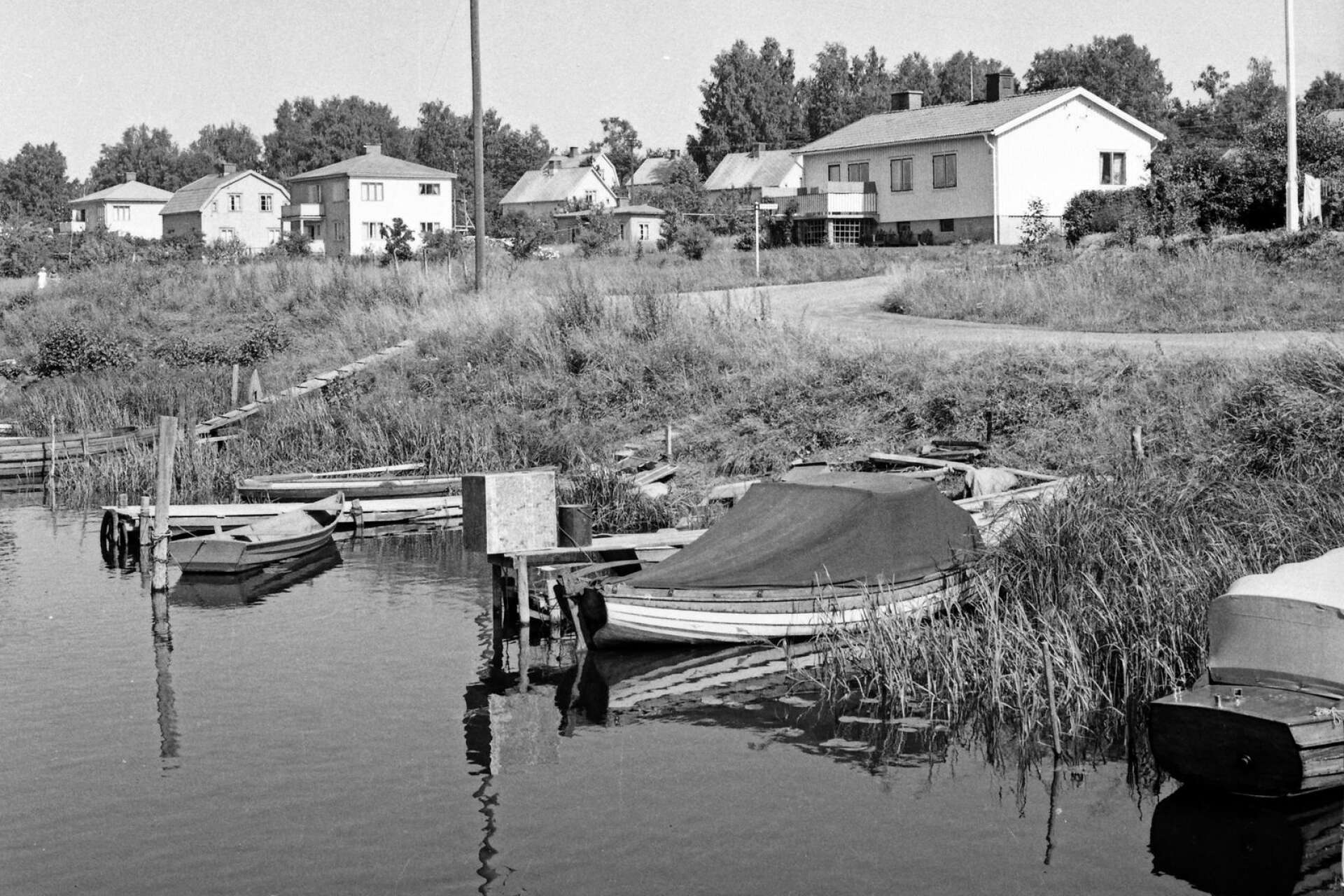 En idyll mötte reportern vid Norra Tingvallastrand. Där låg småbåtar förtöjda längs stranden och en bit därifrån sågs villor med välskötta trädgårdar. 