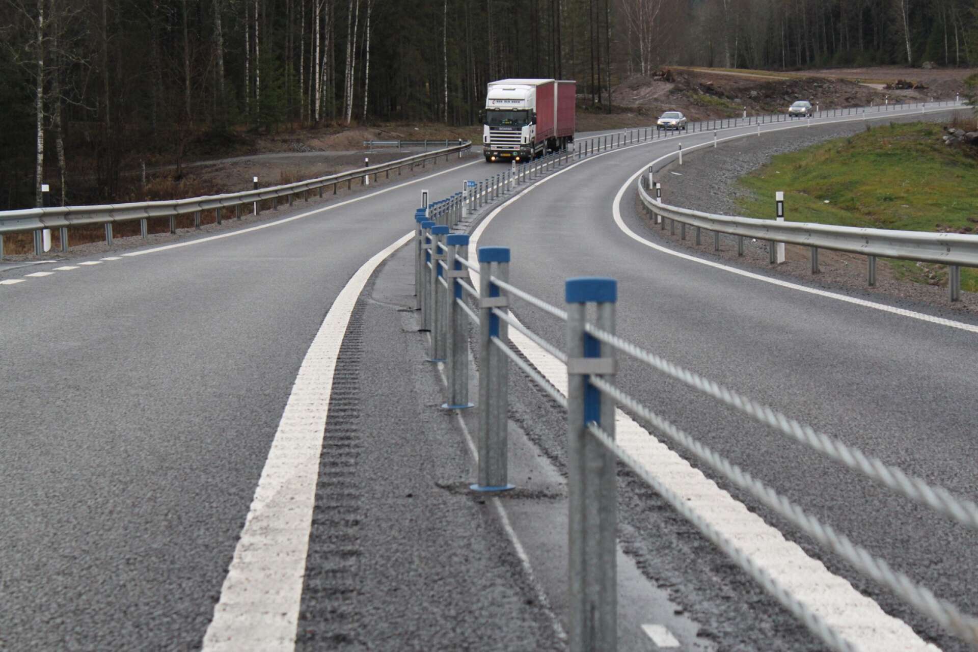 Det var bland annat på det här vägavsnittet, riksväg 61 mellan Arvika och Kalleviken som lastbilschauffören körde innan han stoppades av polis. (Fordonen på bilden har inget med artikeln att göra.)