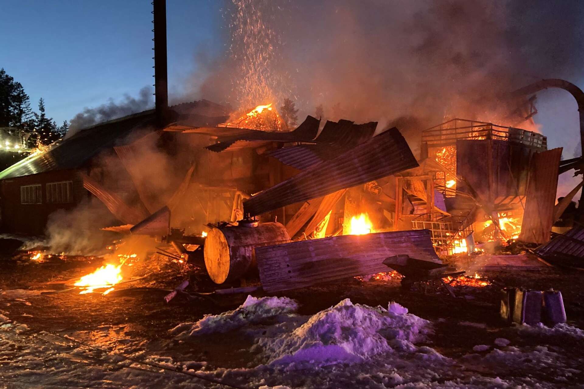 Räddningstjänsten larmades till en industribrand utanför Svanskog under fredagskvällen. 