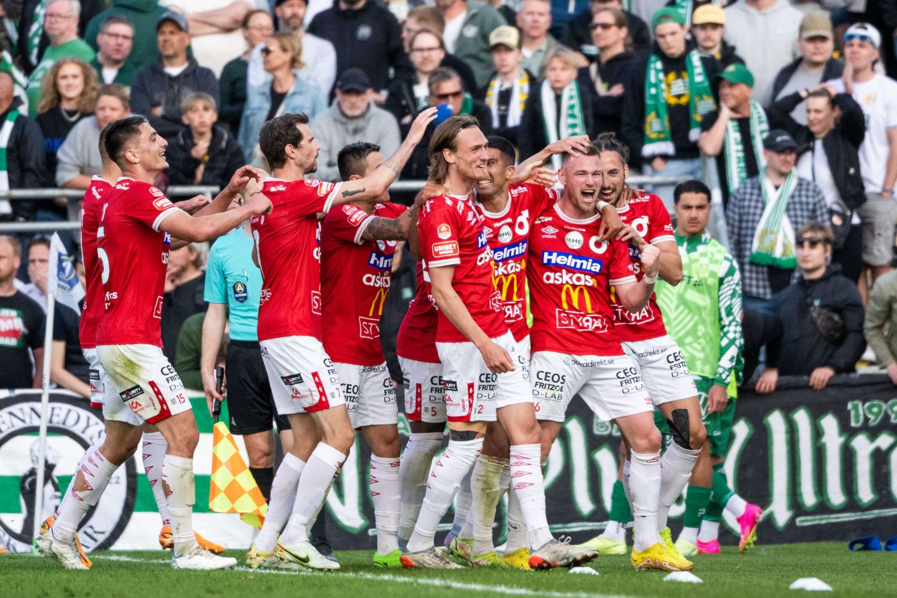 Degerfors Rasmus Örqvist jublar med lagkamrater efter att han gjort 2-1 mot Hammarby.