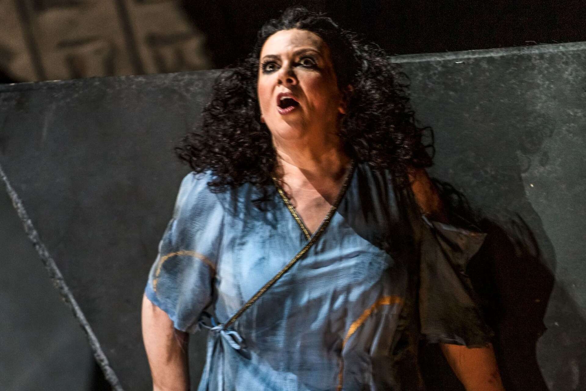 AnnLouice Lögdlund gör titelrollen som Aida.