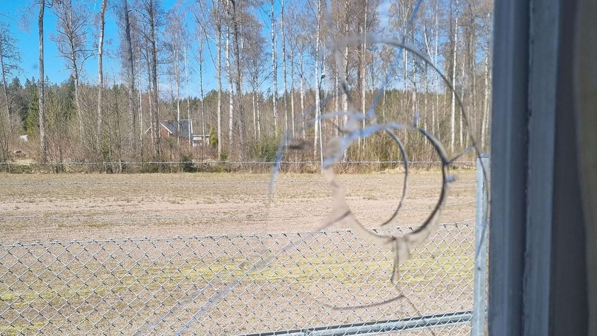 Den så kallade vaktstugan inne på folkparksområdet i Bengtsfors har utsatts för skadegörelse. Fyra rutor har förstörts.