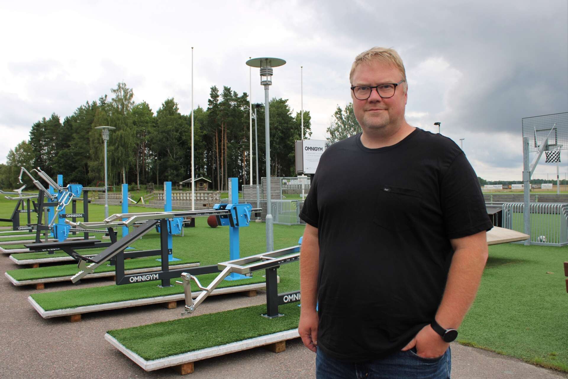 Andreas Persson, ordförande i Främmestad IK, ser positivt på att Bergevi fått ett tillfälligt utegym. 